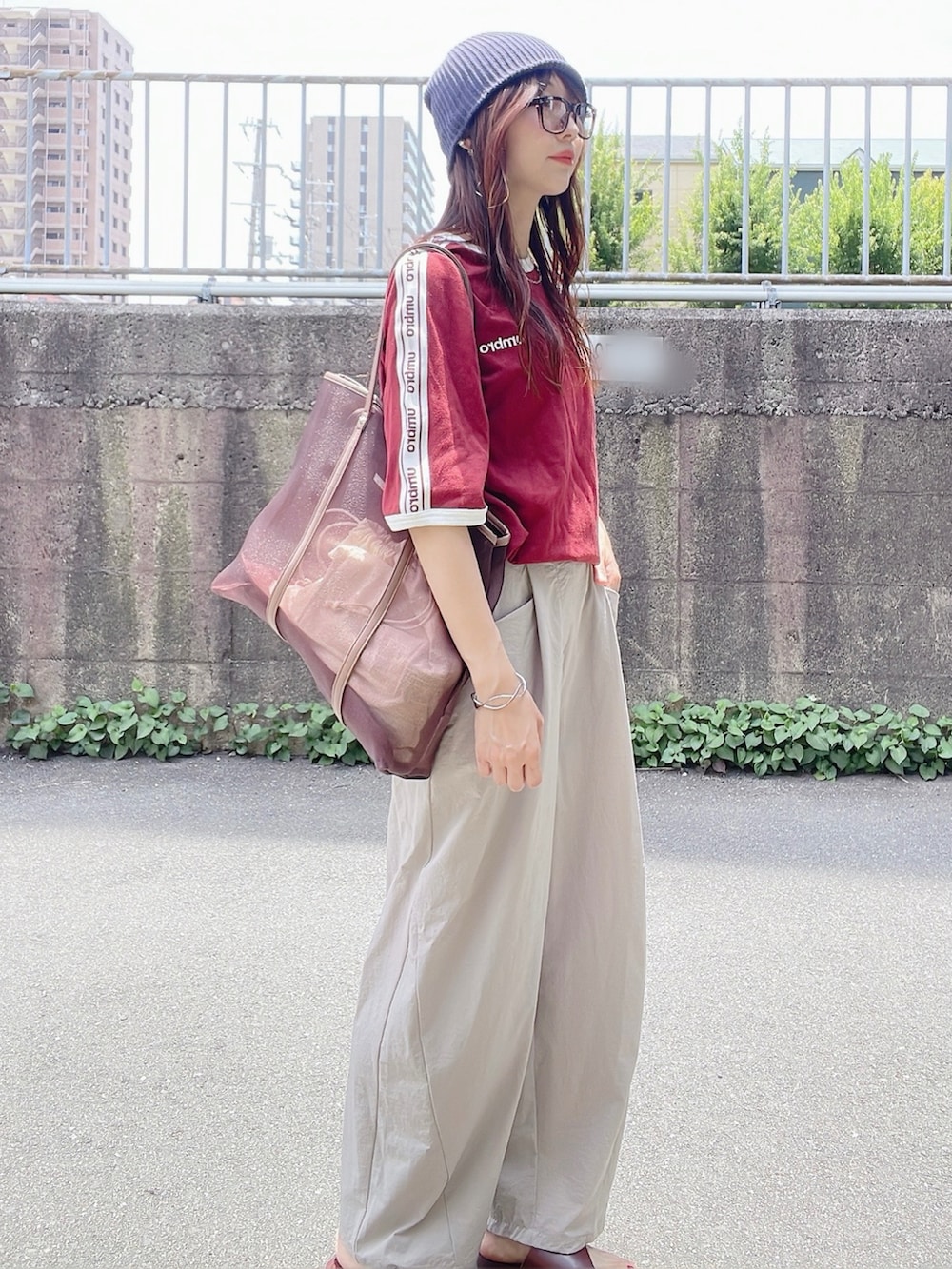 「夏服コーデ、ブラウンコーデ、カーブパンツ、ラフコーデ、オトナカジュアル、スポーツミックス、ニット帽、ダテメガネ、アースカラー、おしゃれさんと繋がりたい、プチプラ、ママファッション、夏だ！Tシャツ着よう！」｜「しまむらのアイテム（Tシャツ/カットソー、ブラウン系）」を使った、qyun000さん（レディース・164cm）の夏コーディネートの2枚目の写真