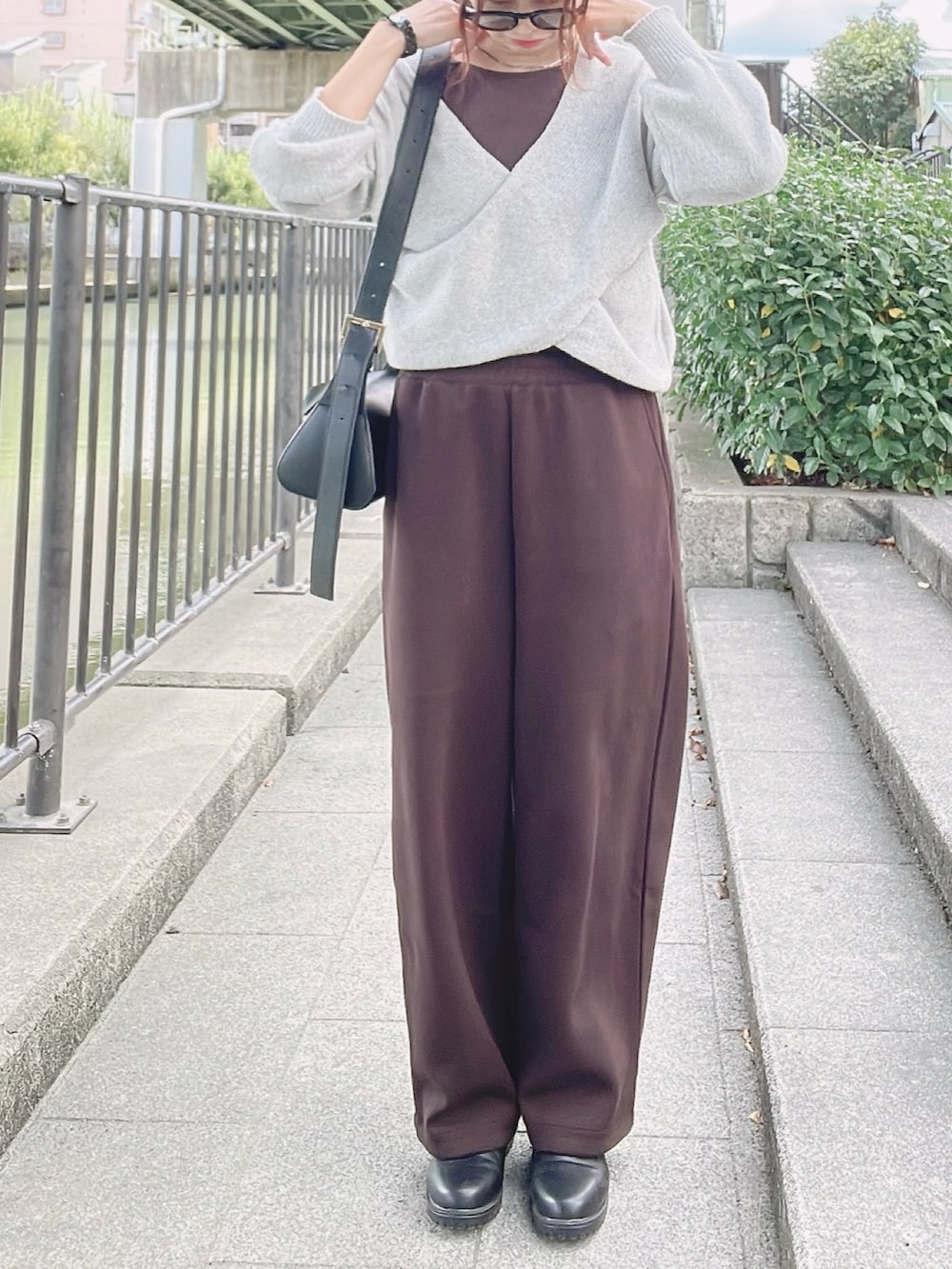 「ニット、スウェットパンツ、UNIQLOC、ブラウン、秋冬コーデ、おしゃれさんと繋がりたい、カジュアルコーデ、リラックススタイル、プチプラ、オトナカジュアル、大人コーデ、メンズライク、ラフコーデ」｜「しまむらのアイテム（ニット/セーター、グレー系）」を使った、qyun000さん（レディース・164cm）の秋コーディネートの2枚目の写真