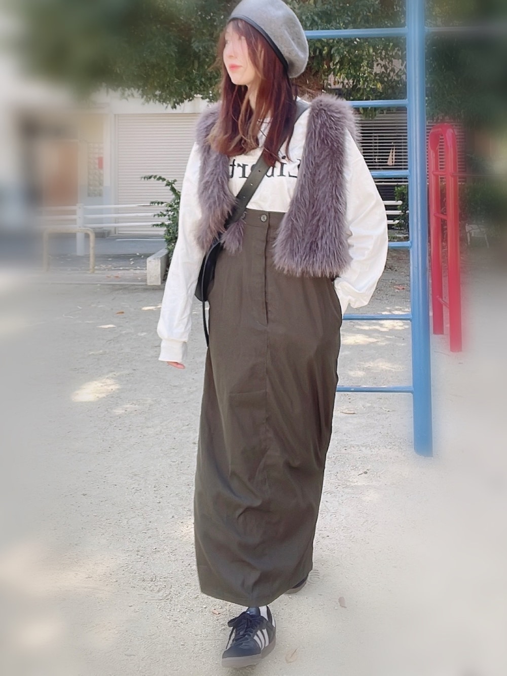 「おしゃれさんと繋がりたい、カジュアルスタイル、大人可愛い、公園スタイル、プチプラ、ママコーデ、しまむら、アンドイット、オトナカジュアル、ママファッション、休日スタイル、ジャンスカ、ロゴT、ファーベスト、スニーカー」｜「しまむらのアイテム（ジャンパースカート、グリーン系）」を使った、qyun000さん（レディース・164cm）の秋コーディネートの2枚目の写真