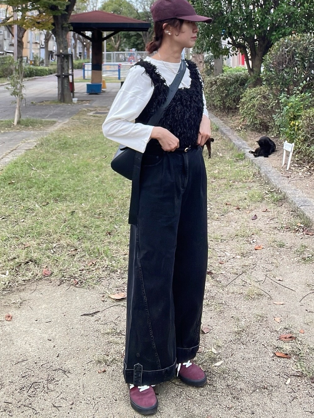 「デニム、秋コーデ、ジーユー、オトナカジュアル、プチプラ、韓国ファッション、シャギーニット、大人可愛い、ブラックデニム、シャギーベスト、ゆるコーデ、24AW秋の新作」｜「GUのアイテム（デニムパンツ、ブラック系）」を使った、qyun000さん（レディース・164cm）の秋コーディネートの2枚目の写真