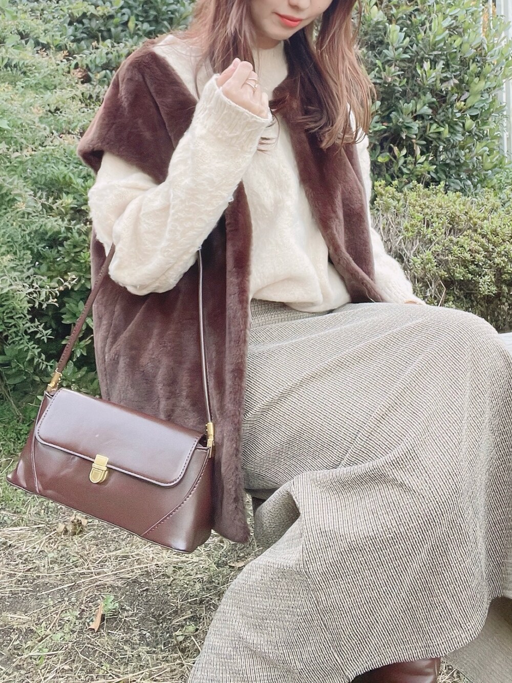 「冬コーデ、ブラウンコーデ、淡色コーデ、キレイめコーデ、秋冬コーデ、大人かわいい、オトナ女子、淡色女子、おしゃれさんと繋がりたい、スカートコーデ、プチプラ、マイベストコーデ2024、大人可愛い、ファーベスト、キレイめカジュアル」｜「しまむらのアイテム（ベスト、ブラウン系）」を使った、qyun000さん（レディース・164cm）の冬コーディネートの2枚目の写真