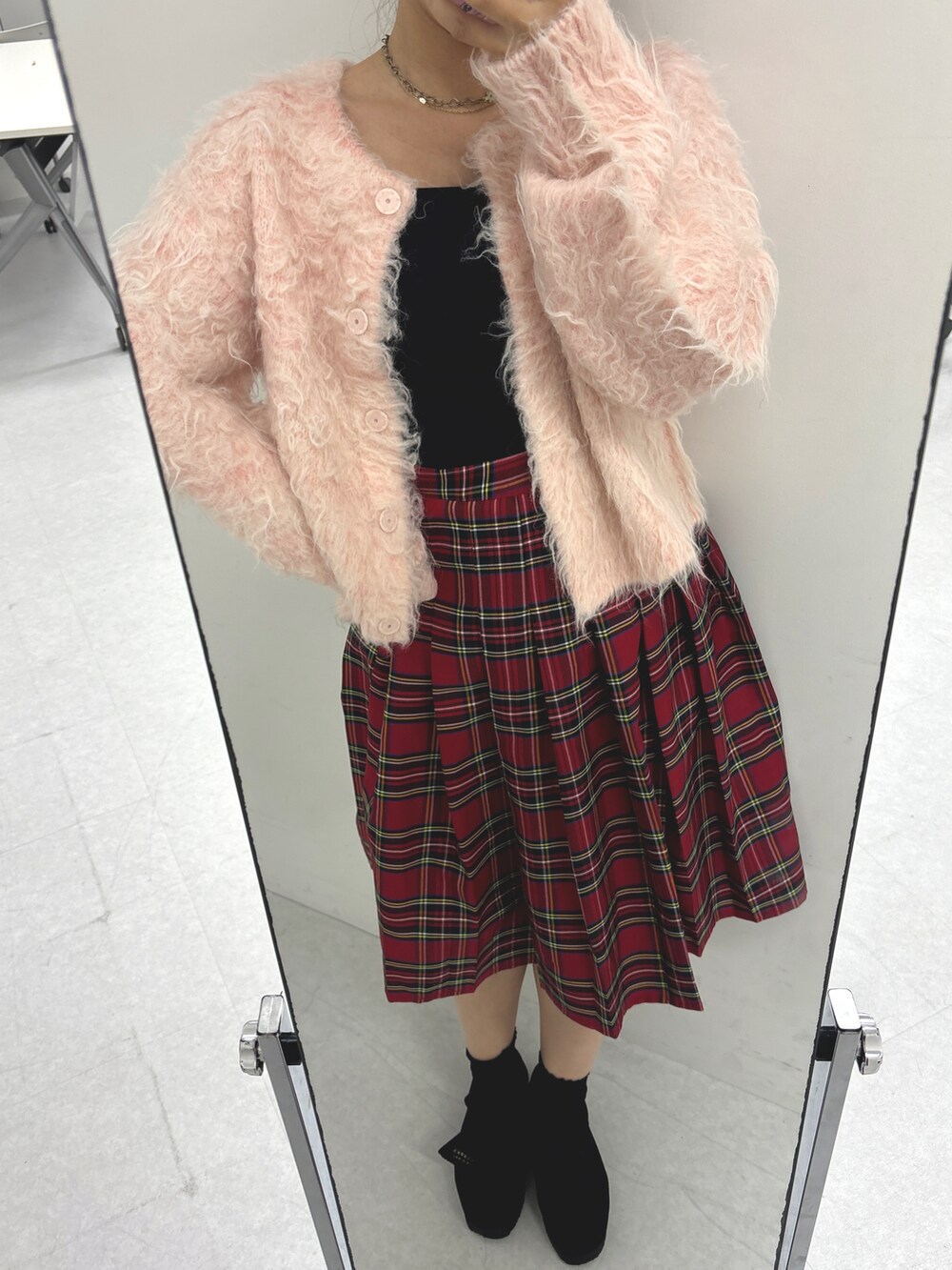 ピンク系のカーディガン/ボレロ、ブラック系のキャミソールを着用したレディースの秋コーディネートの2枚目の写真