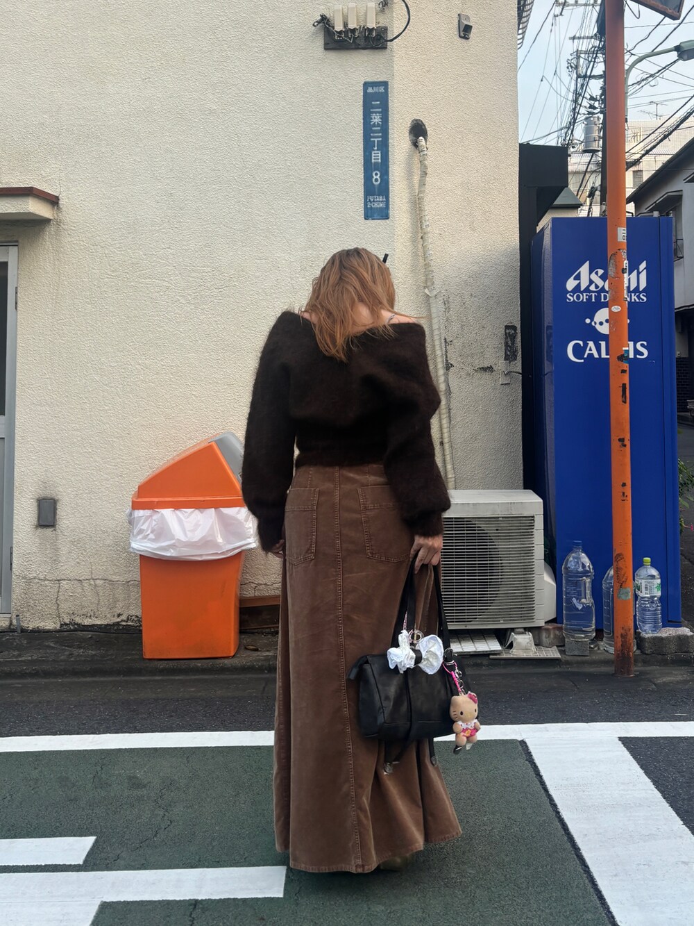 ブラウン系のカーディガン/ボレロ、イエロー系のスカート、ゴールド系のネックレスを着用したレディースの秋コーディネートの3枚目の写真