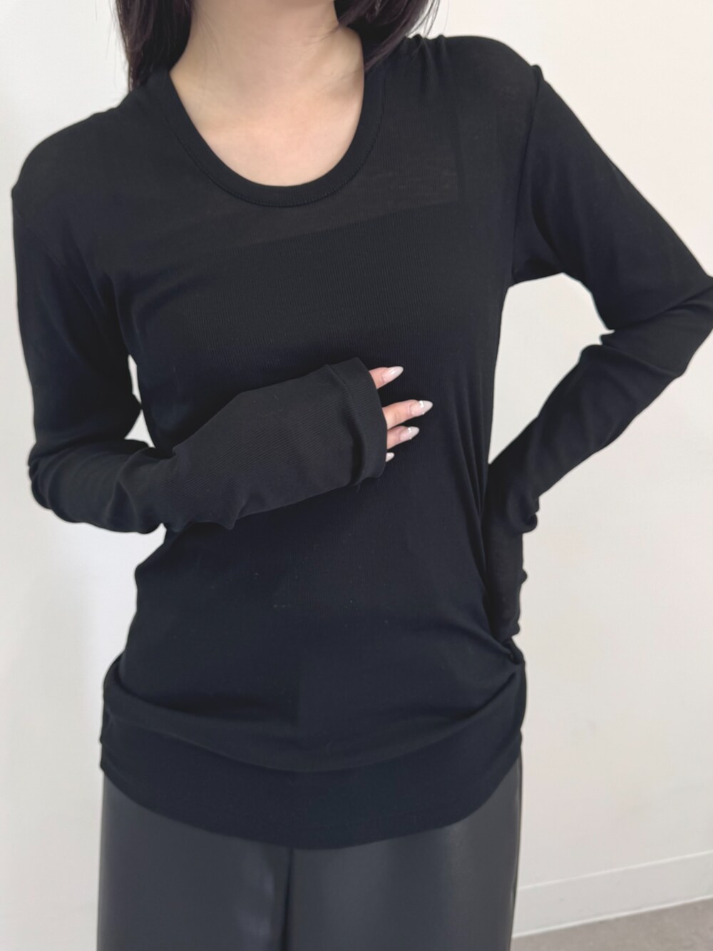 ブラック系のスカート、ブラック系のTシャツ/カットソーを着用したレディースの春コーディネートの4枚目の写真