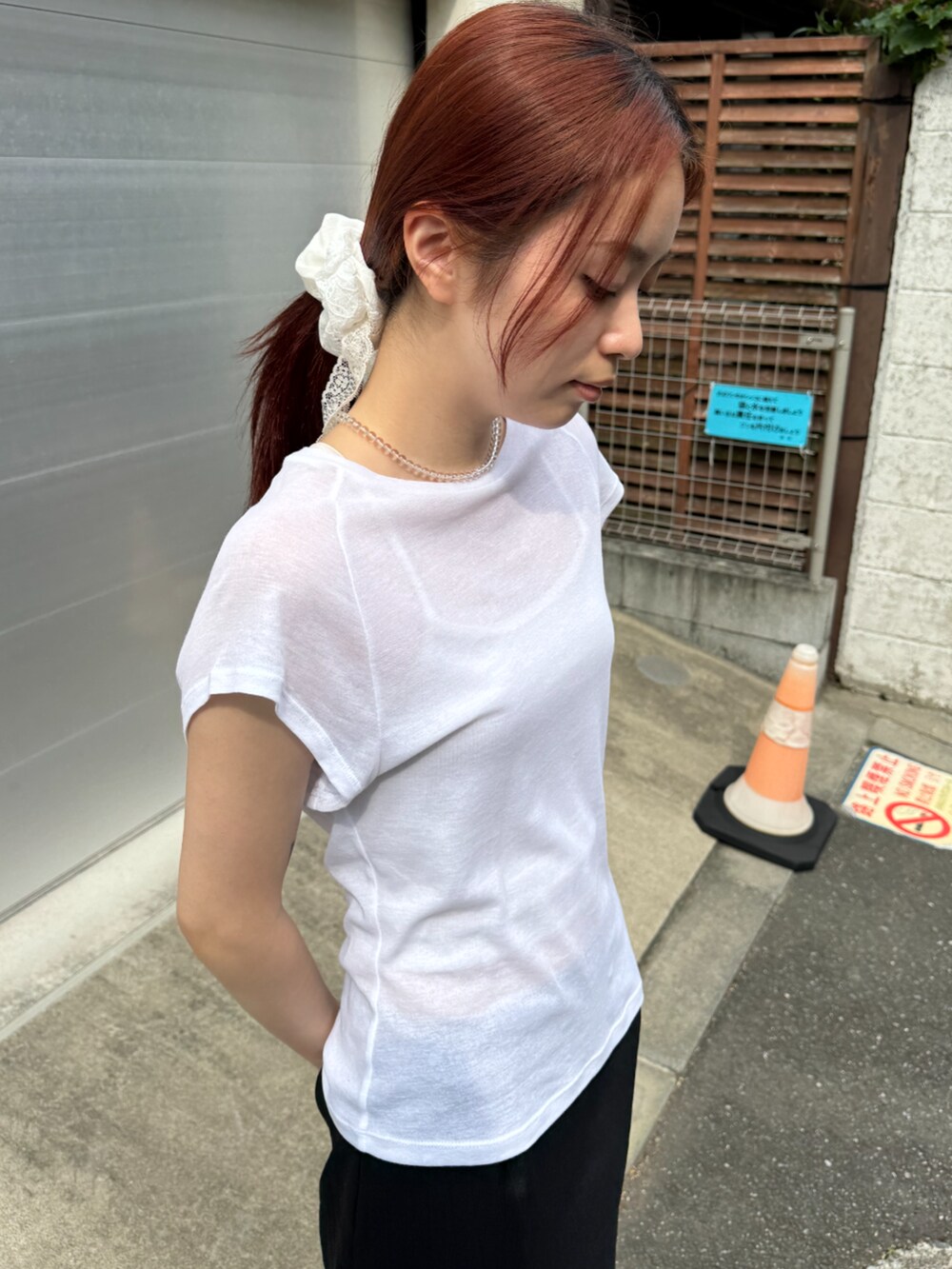 ブラック系のスカート、ホワイト系のTシャツ/カットソー、ホワイト系のシュシュを着用したレディースの夏コーディネートの2枚目の写真