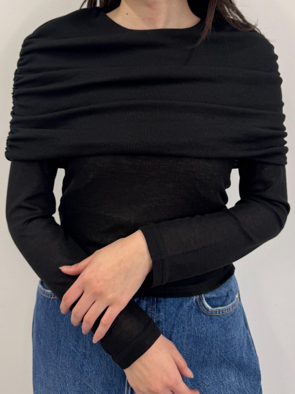 ブラック系のTシャツ/カットソーを着用したレディースの冬コーディネートの2枚目の写真