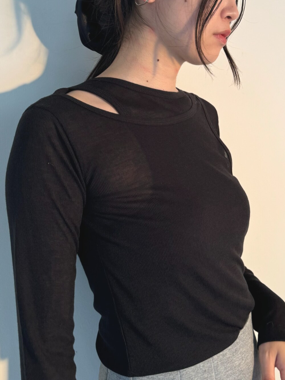 ブラック系のTシャツ/カットソー、グレー系のスカート、シルバー系のイヤーカフを着用したレディースの秋コーディネートの2枚目の写真