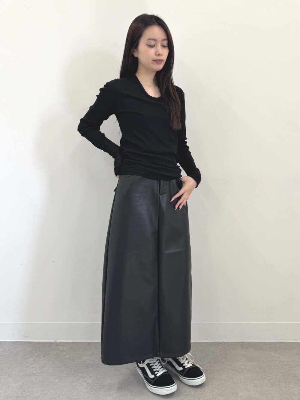 ブラック系のスカート、ブラック系のTシャツ/カットソーを着用したレディースの春コーディネートの2枚目の写真