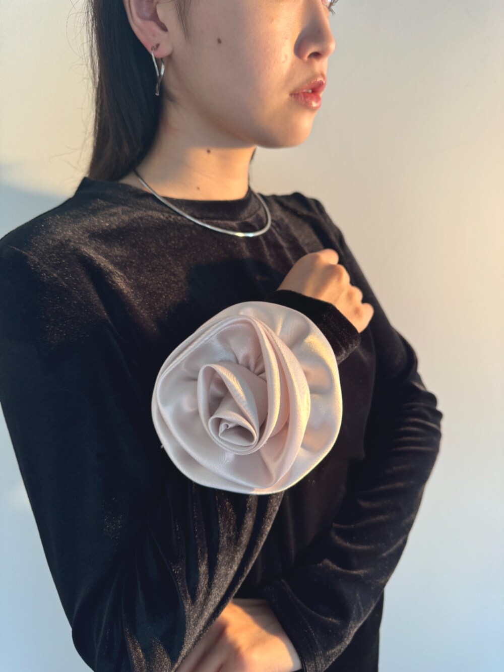 ブラック系のスカート、ブラック系のTシャツ/カットソー、シルバー系のネックレスを着用したレディースの秋コーディネートの2枚目の写真