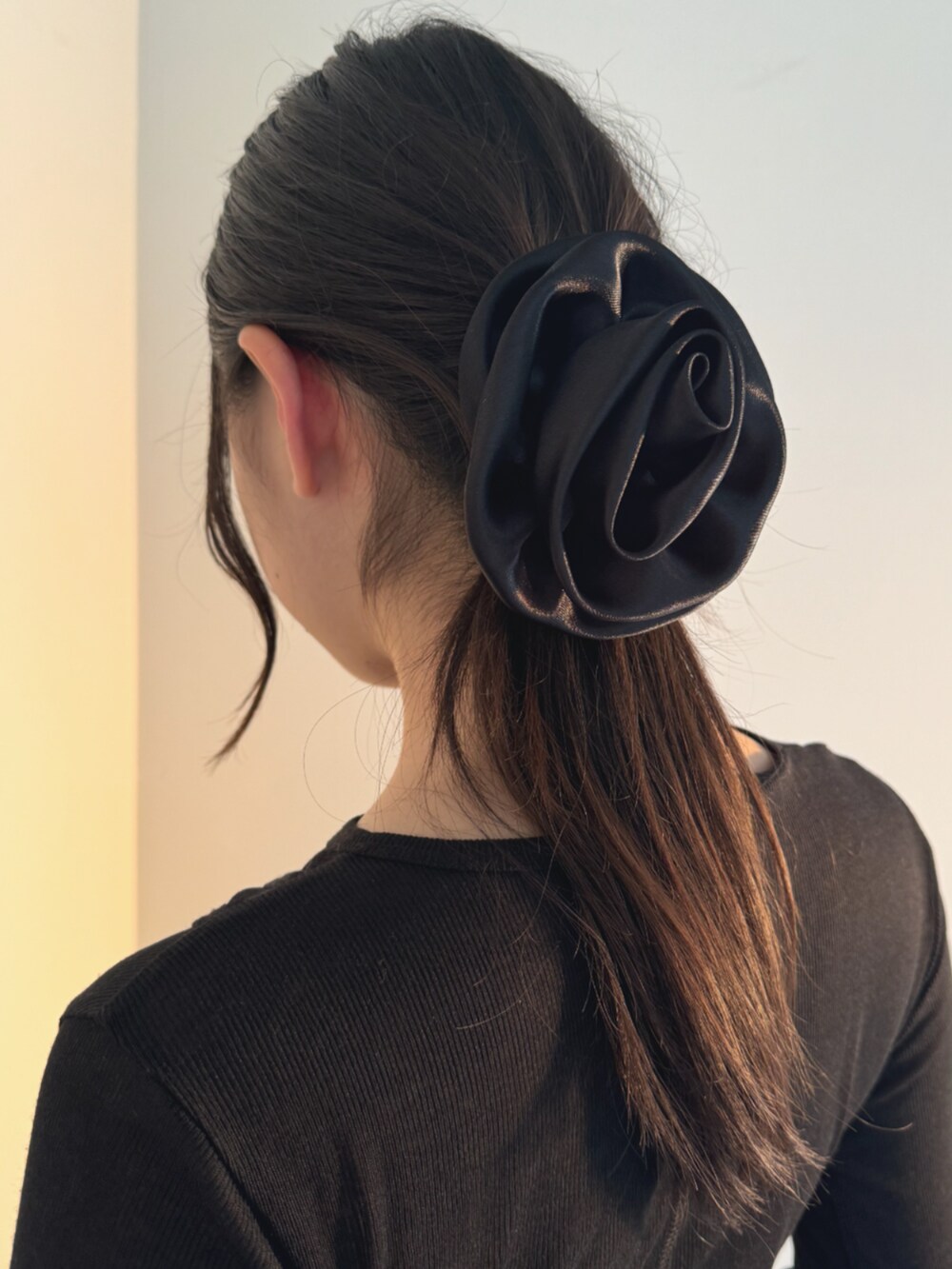 ブラック系のTシャツ/カットソー、グレー系のスカート、シルバー系のイヤーカフを着用したレディースの秋コーディネートの3枚目の写真