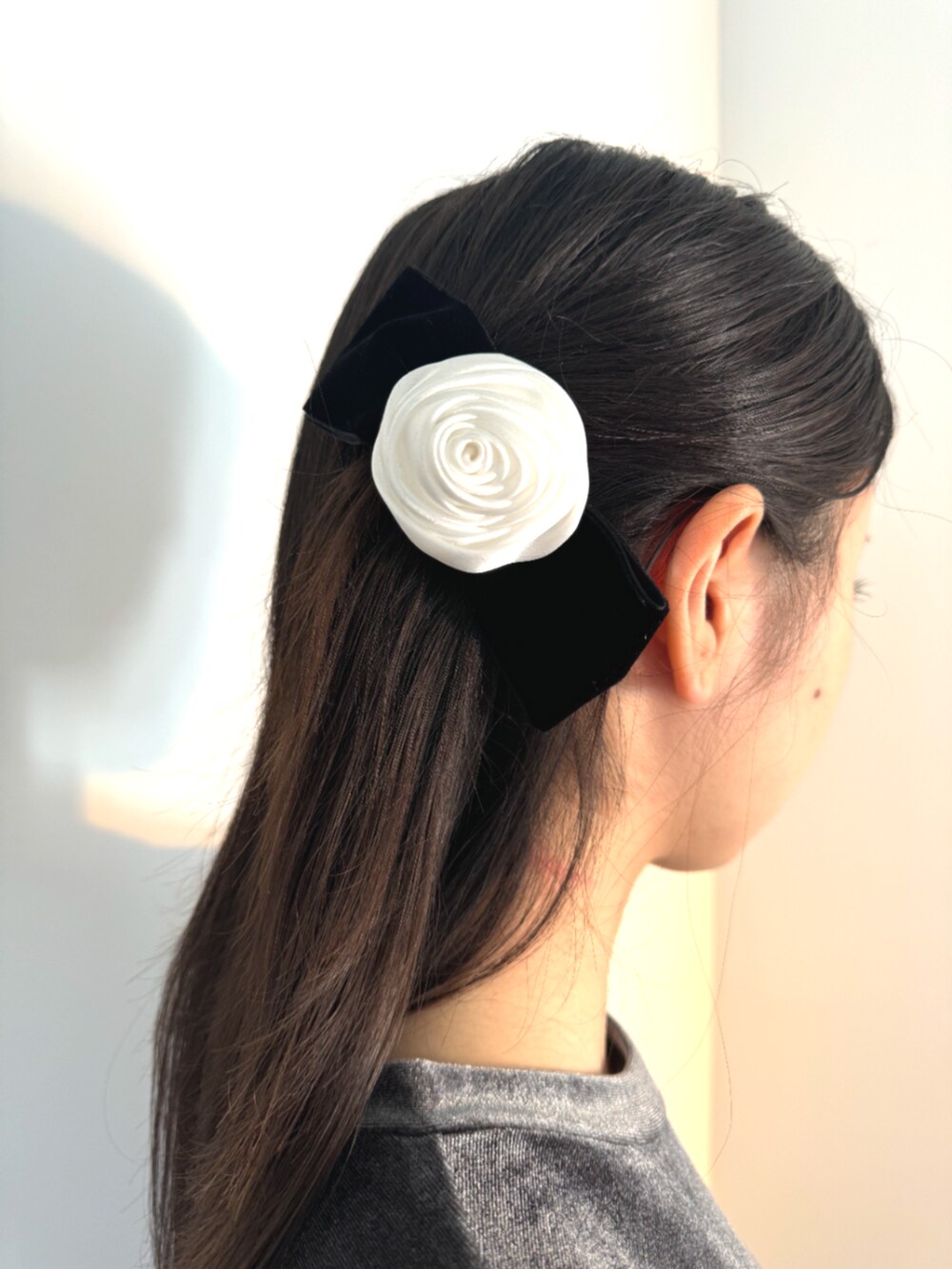 ブラック系のスカート、グレー系のTシャツ/カットソー、シルバー系のイヤーカフを着用したレディースの秋コーディネートの2枚目の写真