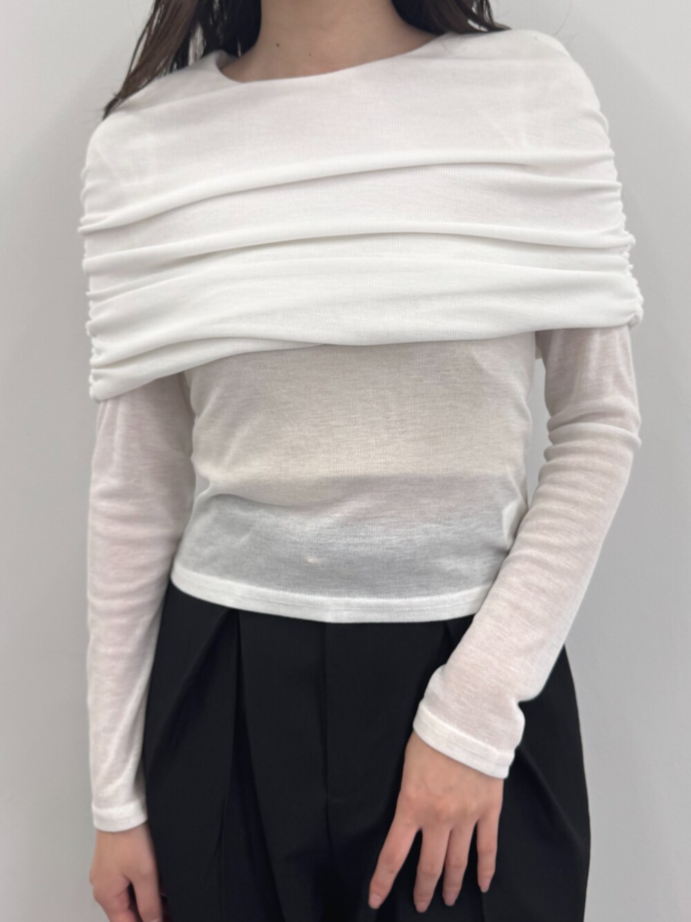 ホワイト系のTシャツ/カットソーを着用したレディースの冬コーディネートの2枚目の写真