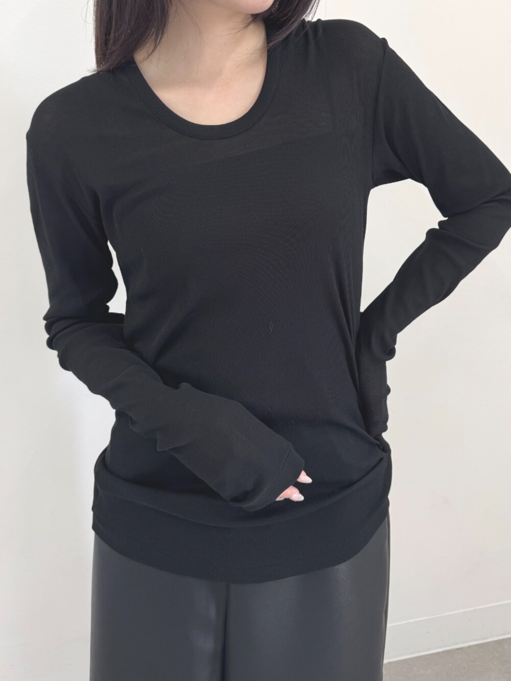 ブラック系のスカート、ブラック系のTシャツ/カットソーを着用したレディースの春コーディネートの3枚目の写真