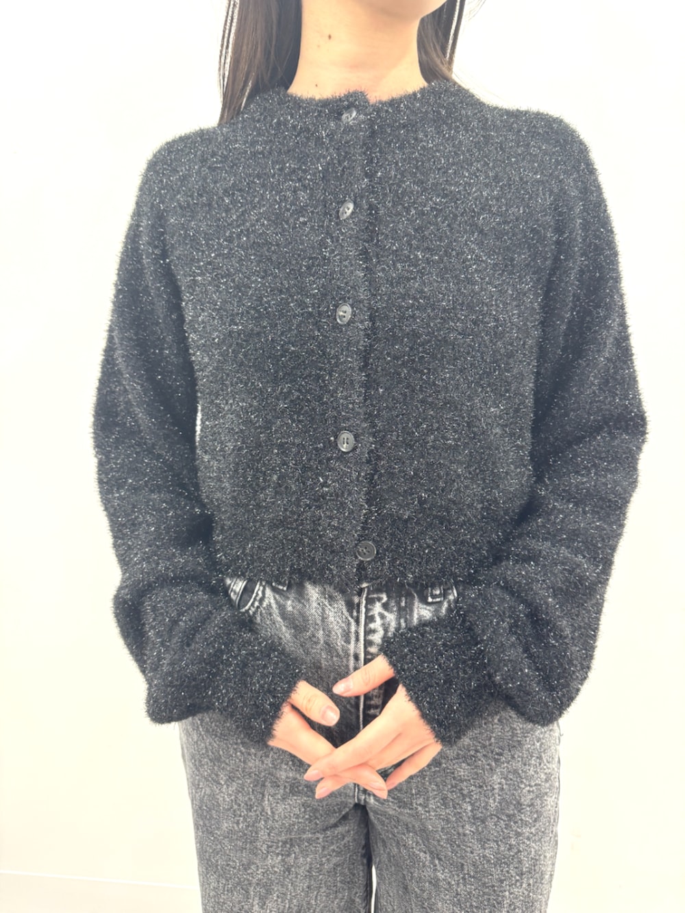 ブラック系のカーディガン/ボレロを着用したレディースの冬コーディネートの2枚目の写真