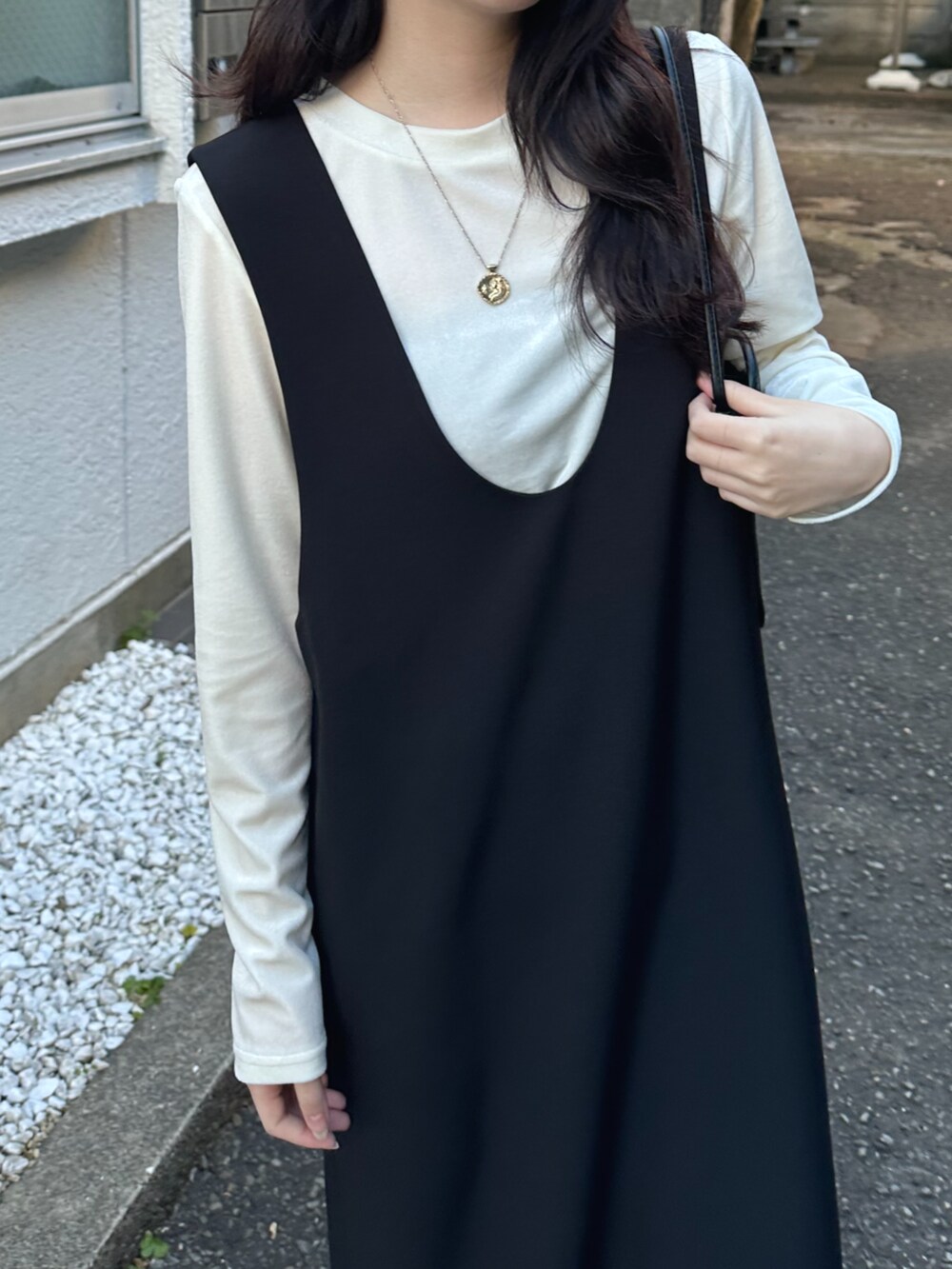 ホワイト系のTシャツ/カットソー、ブラック系のワンピースを着用したレディースの冬コーディネートの2枚目の写真