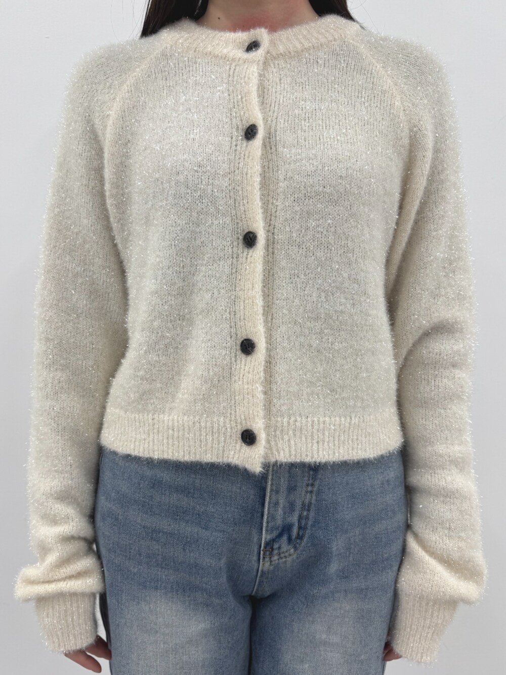 ベージュ系のカーディガン/ボレロを着用したレディースの冬コーディネートの2枚目の写真