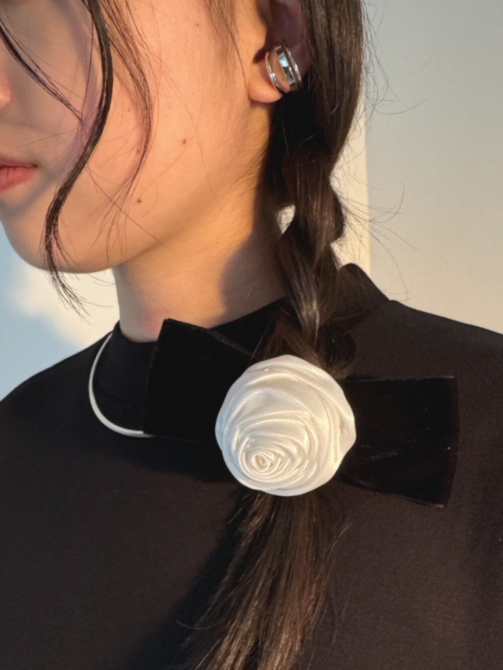 ブラック系のスカート、ブラック系のスウェット、シルバー系のネックレスを着用したレディースの秋コーディネートの2枚目の写真