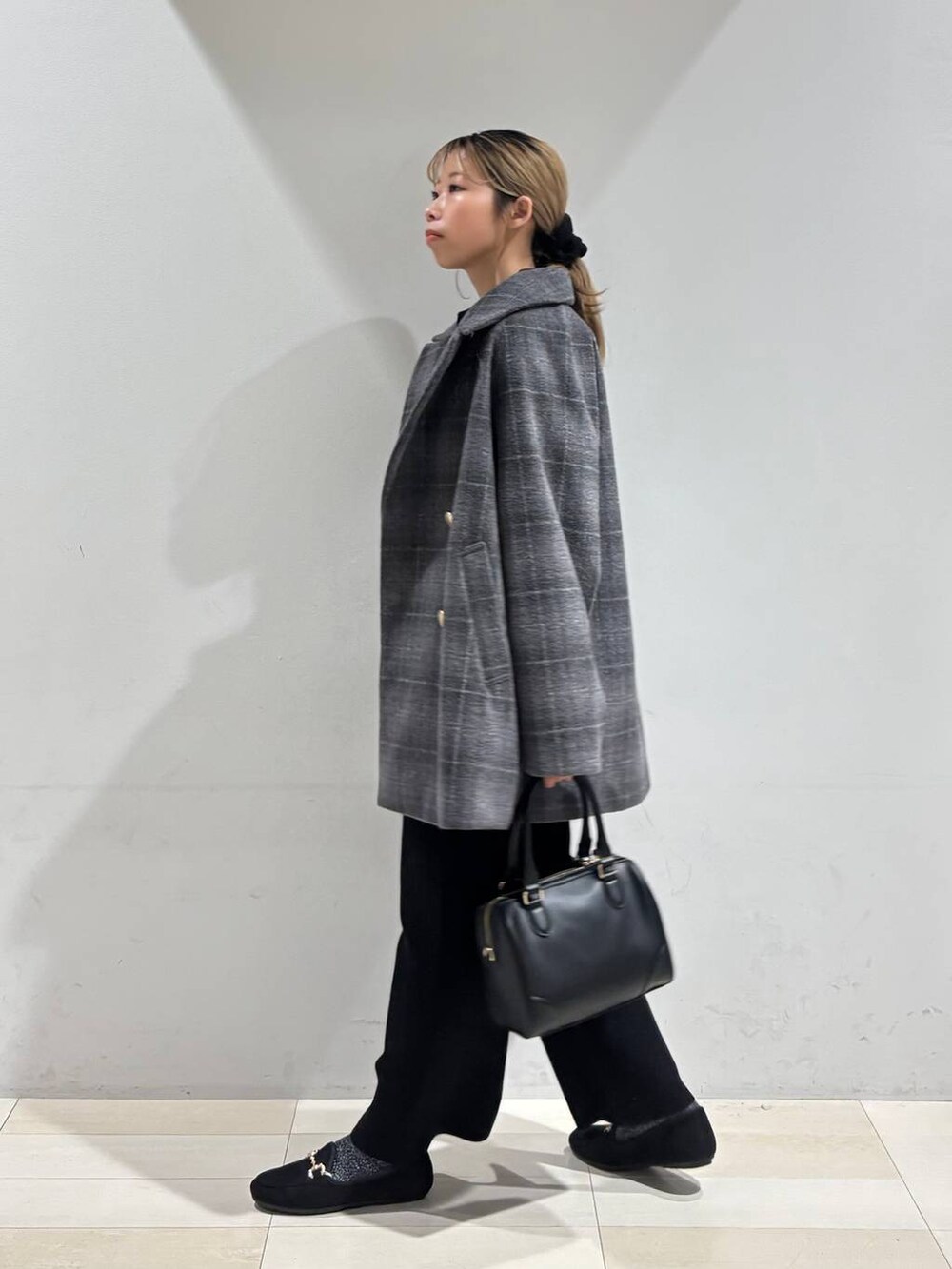 その他のチェスターコート、ブラック系のカーディガン/ボレロ、ブラック系のその他パンツを着用したレディースの秋コーディネートの7枚目の写真