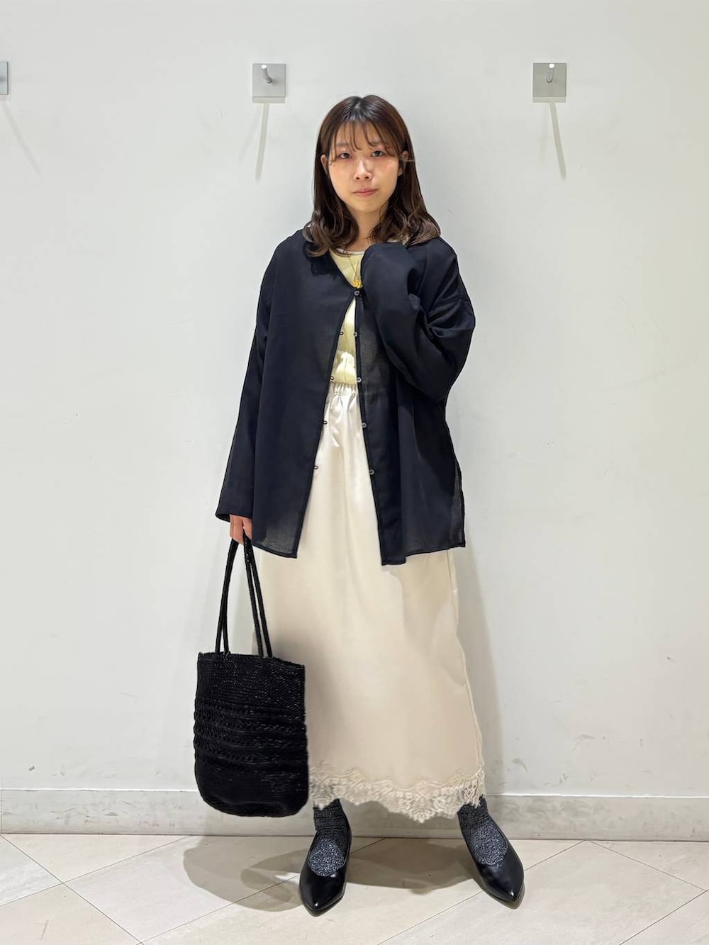 ブラック系のパンプス、ブラック系のクラッチバッグ、ブラック系のカーディガン/ボレロを着用したレディースの夏コーディネートの8枚目の写真
