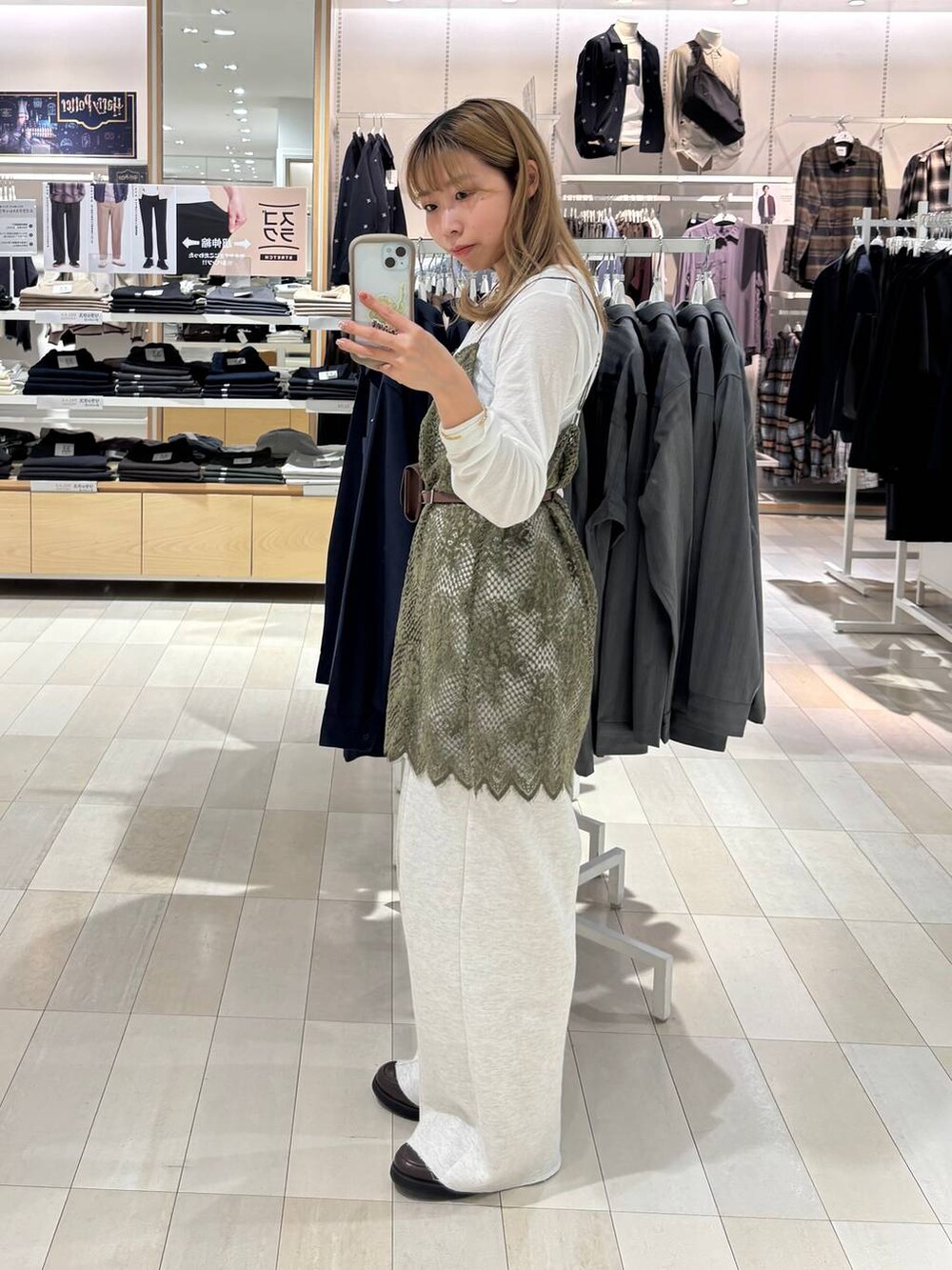 ホワイト系のTシャツ/カットソー、ブラウン系のボディバッグ/ウエストポーチ、ブラウン系のローファーを着用したレディースの秋コーディネートの2枚目の写真