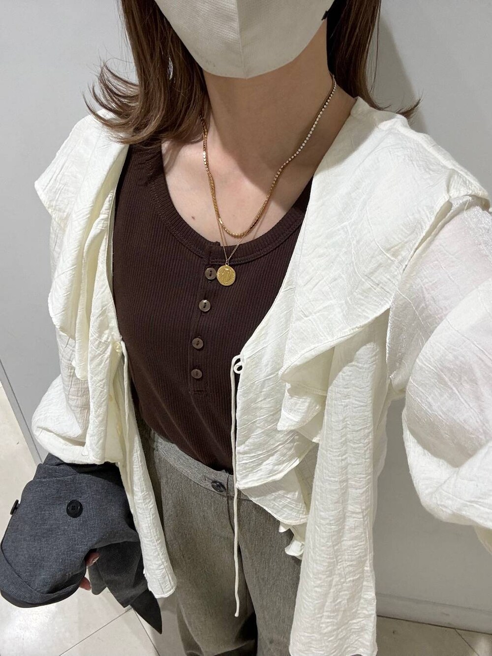 ベージュ系のその他パンツ、グレー系のテーラードジャケット、ブラウン系のタンクトップを着用したレディースの春コーディネートの5枚目の写真
