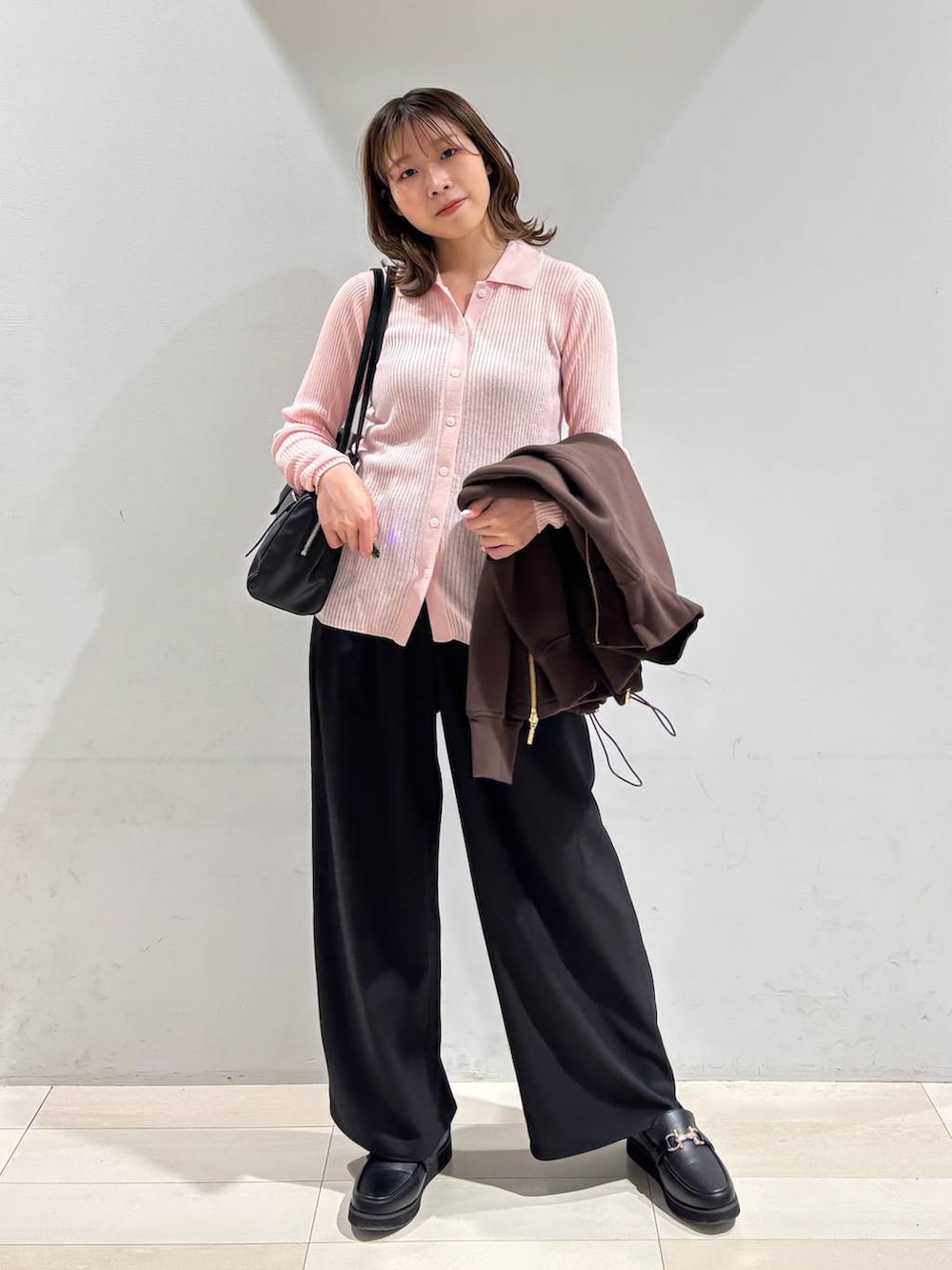 ブラック系のローファー、ブラック系のキャミソール、ブラック系のショルダーバッグを着用したレディースの春コーディネートの8枚目の写真