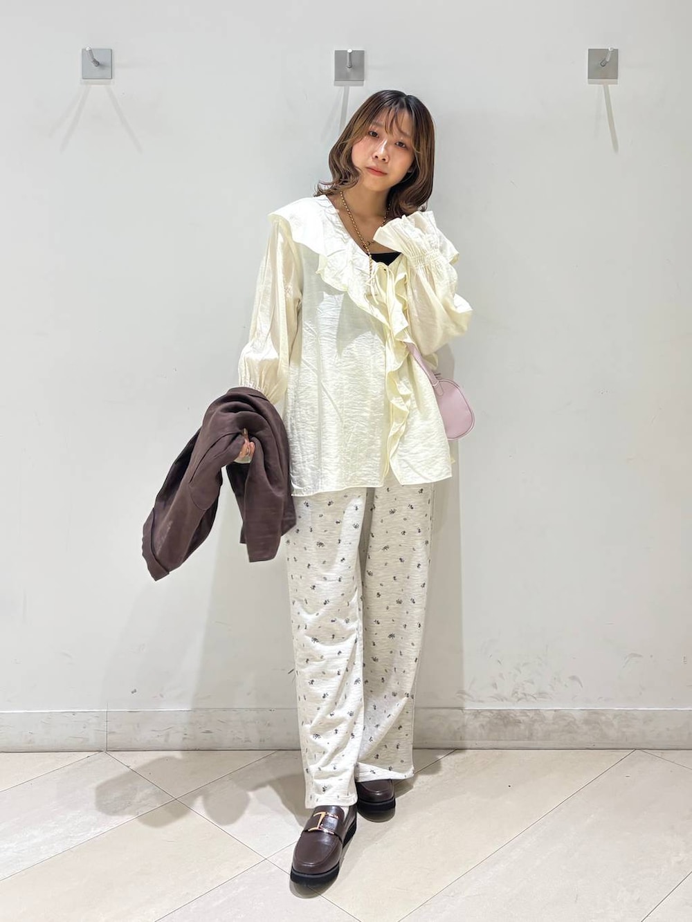 ブラウン系のローファー、ブラック系のキャミソール、ブラウン系のシャツ/ブラウスを着用したレディースの春コーディネートの8枚目の写真