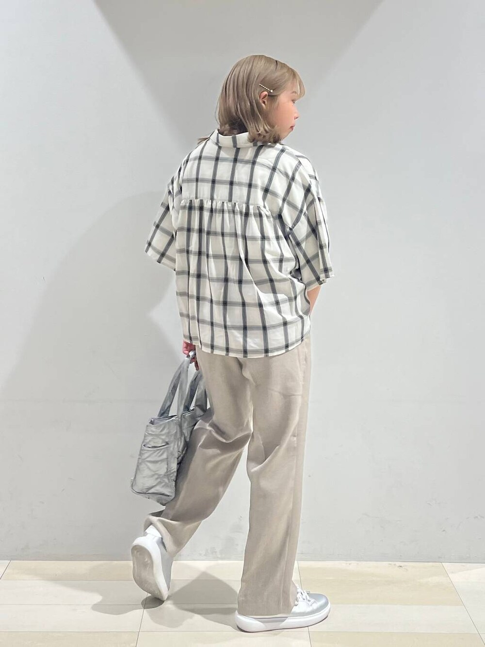 シルバー系のスニーカー、シルバー系のトートバッグ、ベージュ系のその他パンツを着用したレディースの夏コーディネートの5枚目の写真