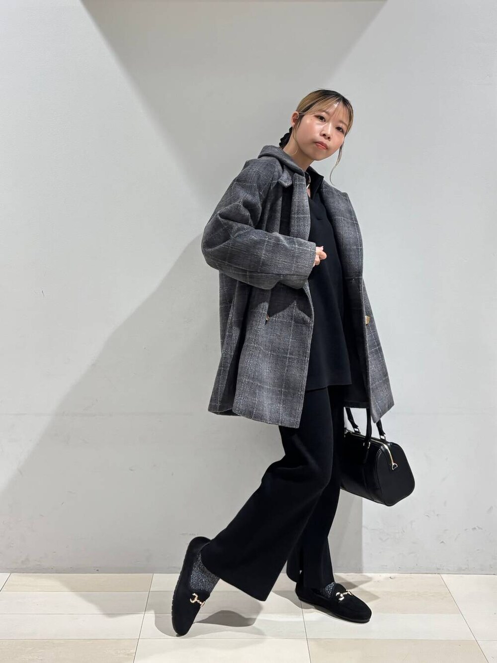 その他のチェスターコート、ブラック系のカーディガン/ボレロ、ブラック系のその他パンツを着用したレディースの秋コーディネートの3枚目の写真