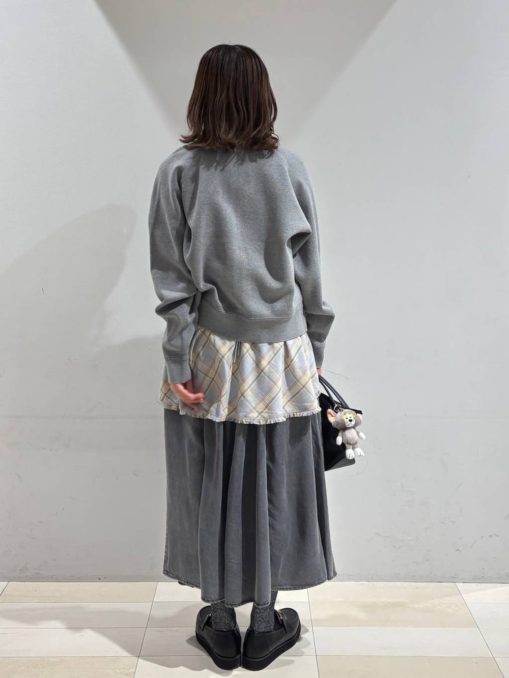 ブラック系のショルダーバッグ、ブラック系のローファー、ブルー系のその他トップスを着用したレディースの春コーディネートの4枚目の写真