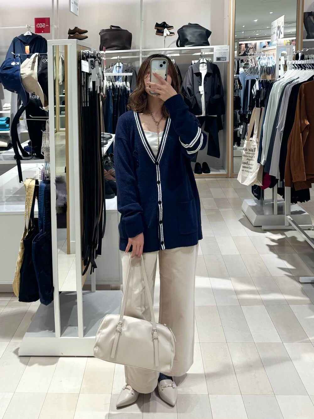 ホワイト系のキャミソール、ホワイト系のその他パンツ、ホワイト系のローファーを着用したレディースの春コーディネートの2枚目の写真