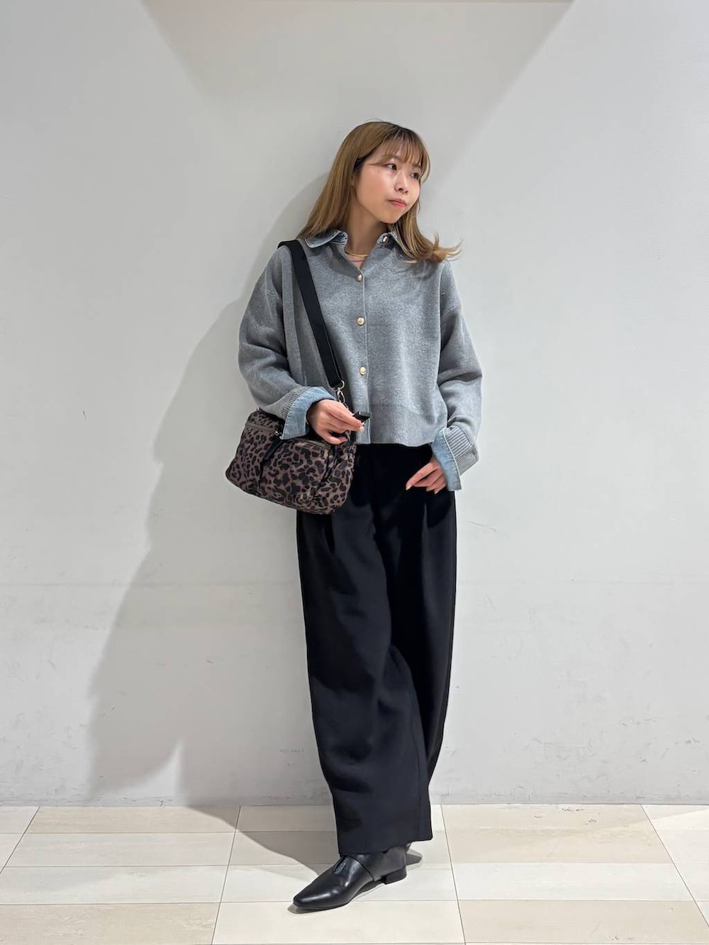 その他のショルダーバッグ、ブラック系のその他パンツ、ブラック系のパンプスを着用したレディースの秋コーディネートの9枚目の写真