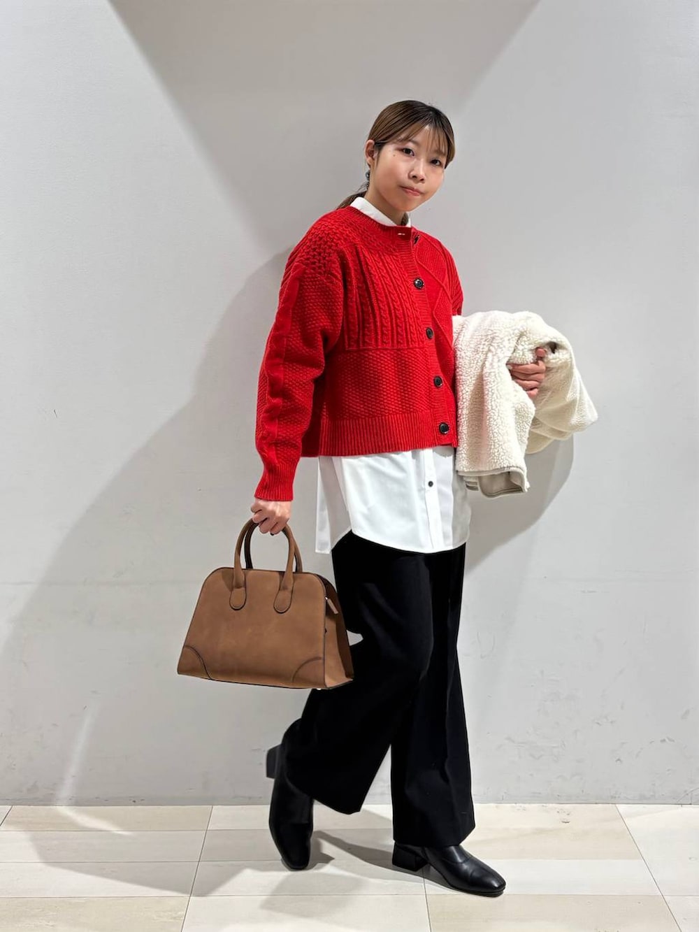 ホワイト系のシャツ/ブラウス、ブラック系のその他パンツ、ベージュ系のショルダーバッグを着用したレディースの秋コーディネートの3枚目の写真