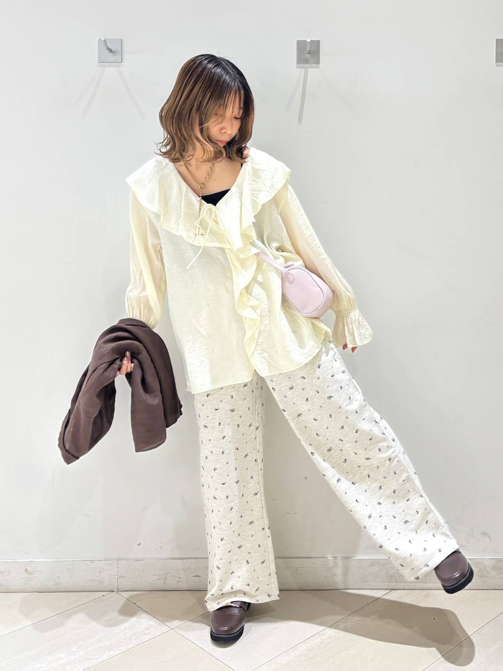 ブラウン系のローファー、ブラック系のキャミソール、ブラウン系のシャツ/ブラウスを着用したレディースの春コーディネートの9枚目の写真