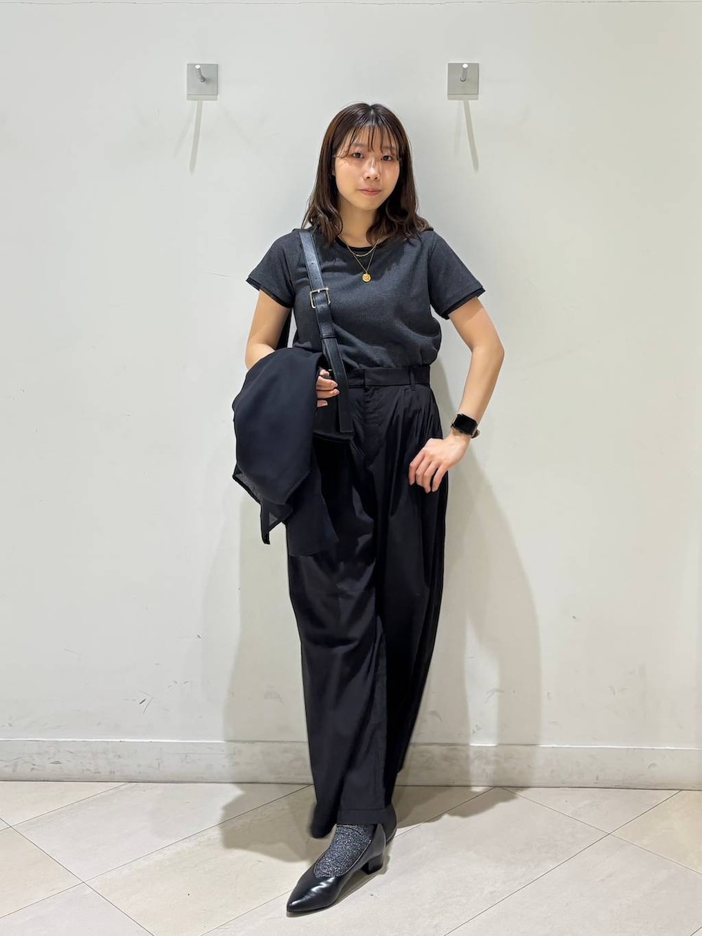 ブラック系のパンプス、ブラック系のショルダーバッグ、ブラック系のその他パンツを着用したレディースの夏コーディネートの2枚目の写真