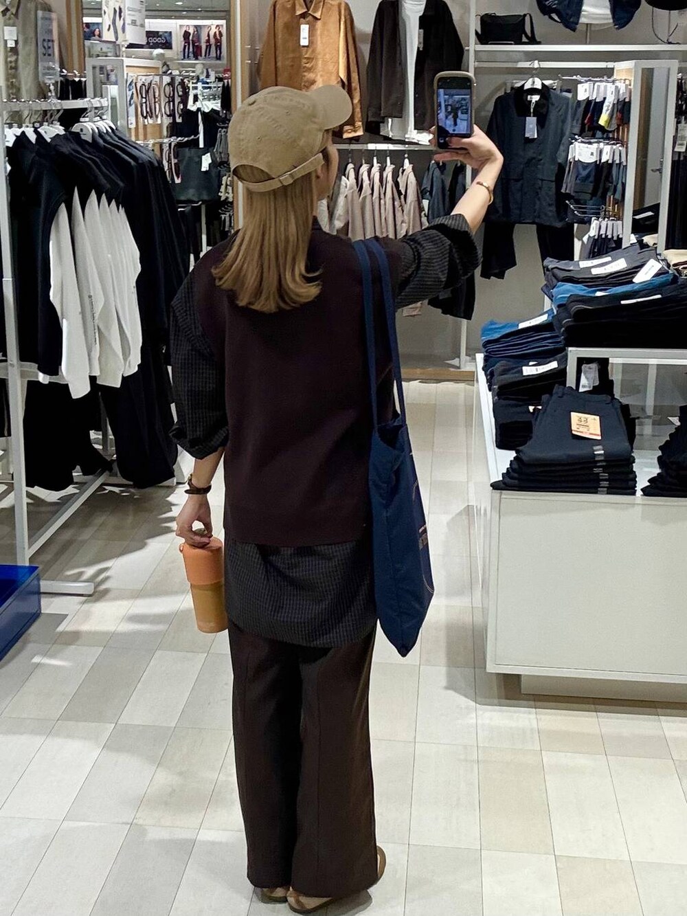 その他のシャツ/ブラウス、ブラウン系のその他パンツ、ブラウン系のベストを着用したレディースの秋コーディネートの3枚目の写真