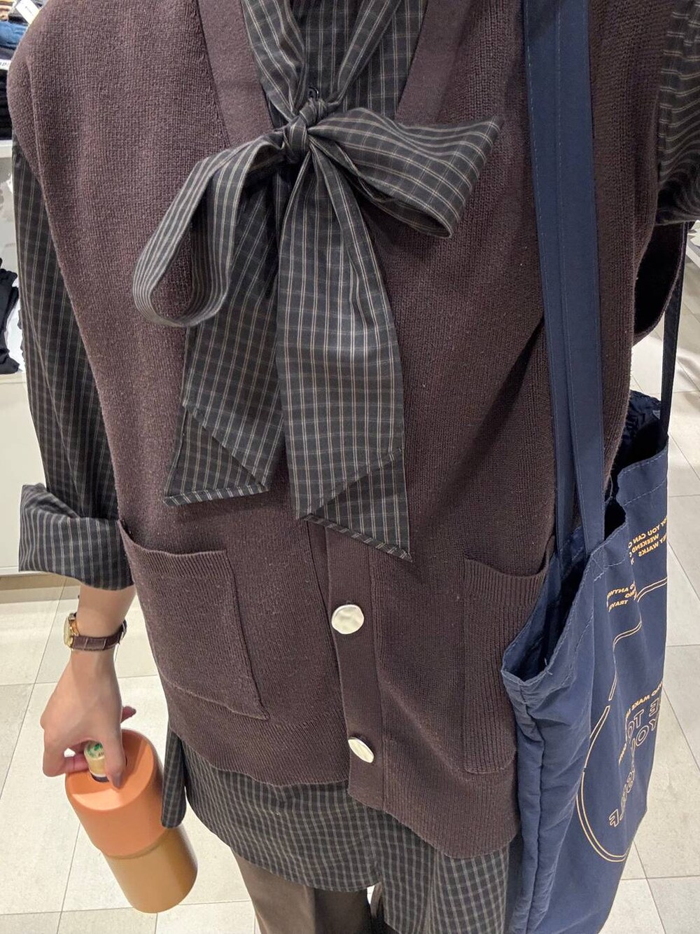 その他のシャツ/ブラウス、ブラウン系のその他パンツ、ブラウン系のベストを着用したレディースの秋コーディネートの4枚目の写真