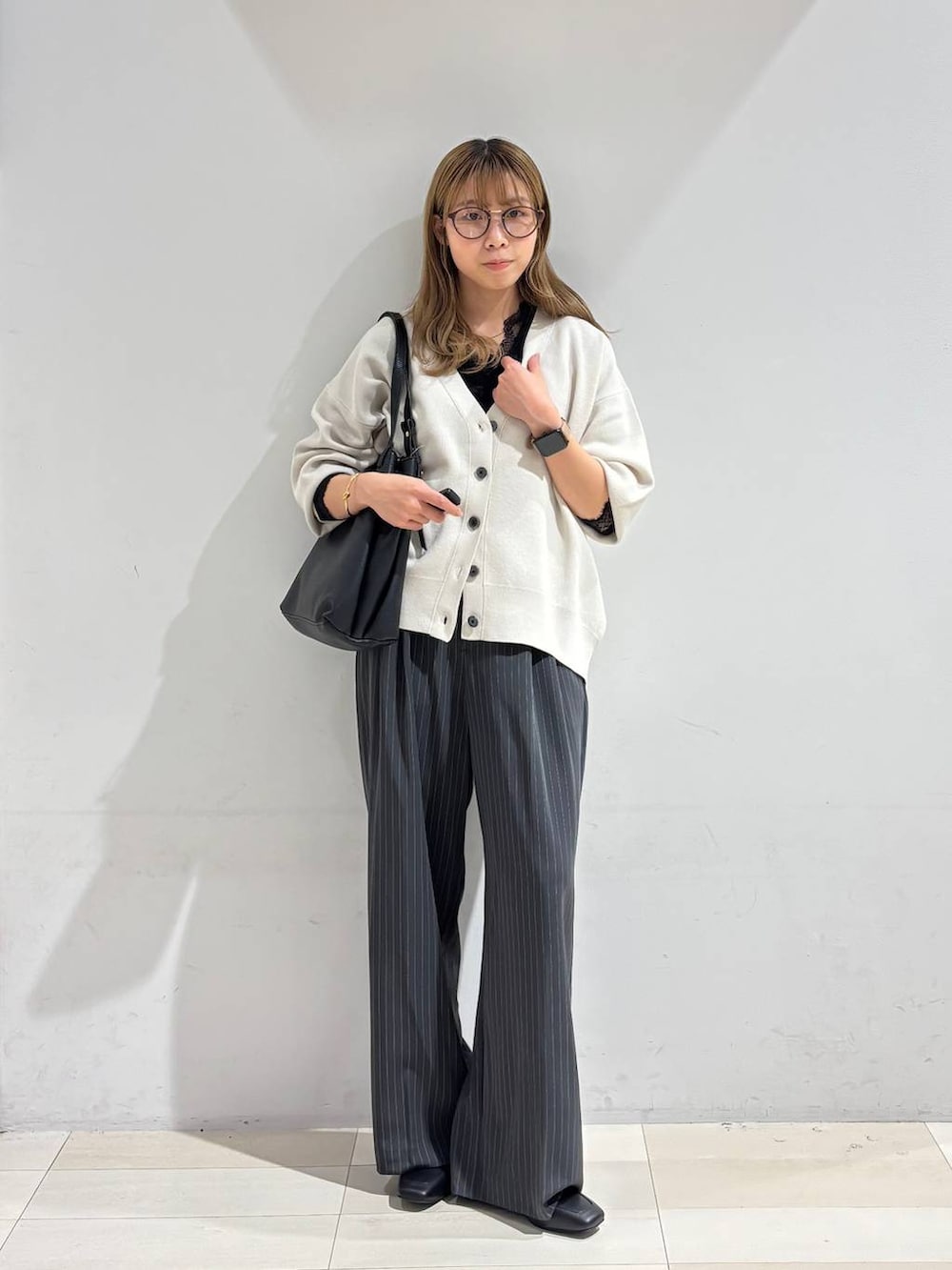 ブラック系のTシャツ/カットソー、グレー系のその他パンツ、ブラック系のトートバッグを着用したレディースの秋コーディネートの8枚目の写真