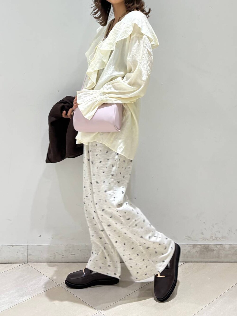 ブラウン系のローファー、ブラック系のキャミソール、ブラウン系のシャツ/ブラウスを着用したレディースの春コーディネートの4枚目の写真