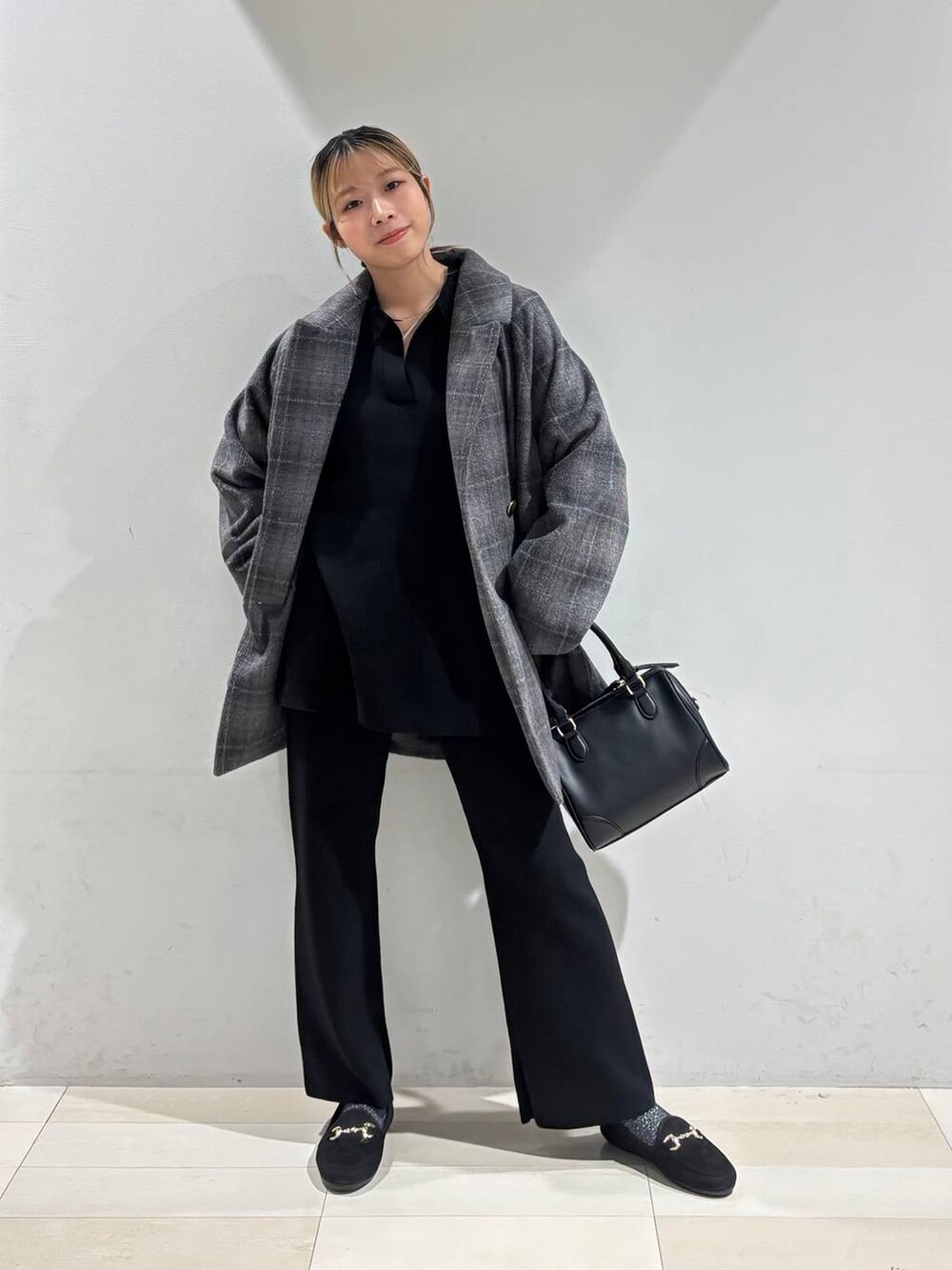 その他のチェスターコート、ブラック系のカーディガン/ボレロ、ブラック系のその他パンツを着用したレディースの秋コーディネートの8枚目の写真