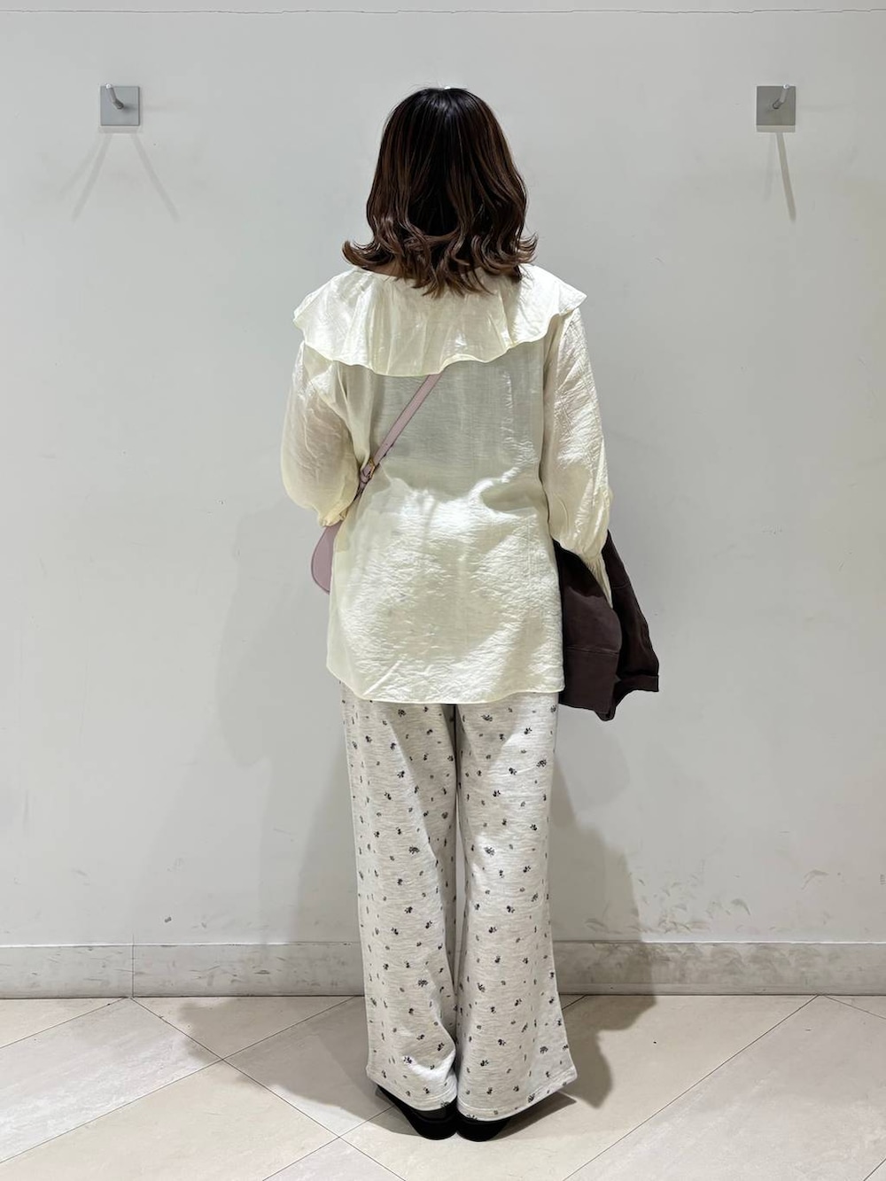 ブラウン系のローファー、ブラック系のキャミソール、ブラウン系のシャツ/ブラウスを着用したレディースの春コーディネートの5枚目の写真