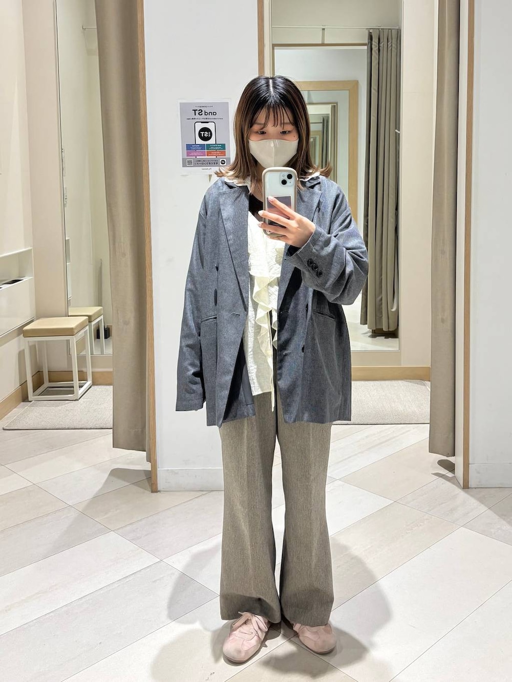 ベージュ系のその他パンツ、グレー系のテーラードジャケット、ブラウン系のタンクトップを着用したレディースの春コーディネートの6枚目の写真