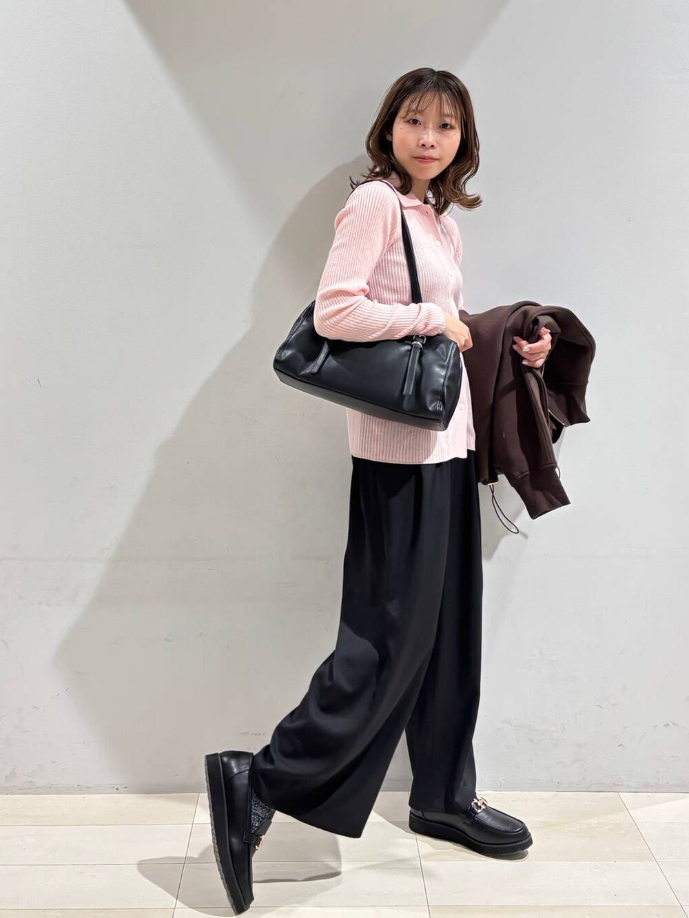 ブラック系のローファー、ブラック系のキャミソール、ブラック系のショルダーバッグを着用したレディースの春コーディネートの2枚目の写真