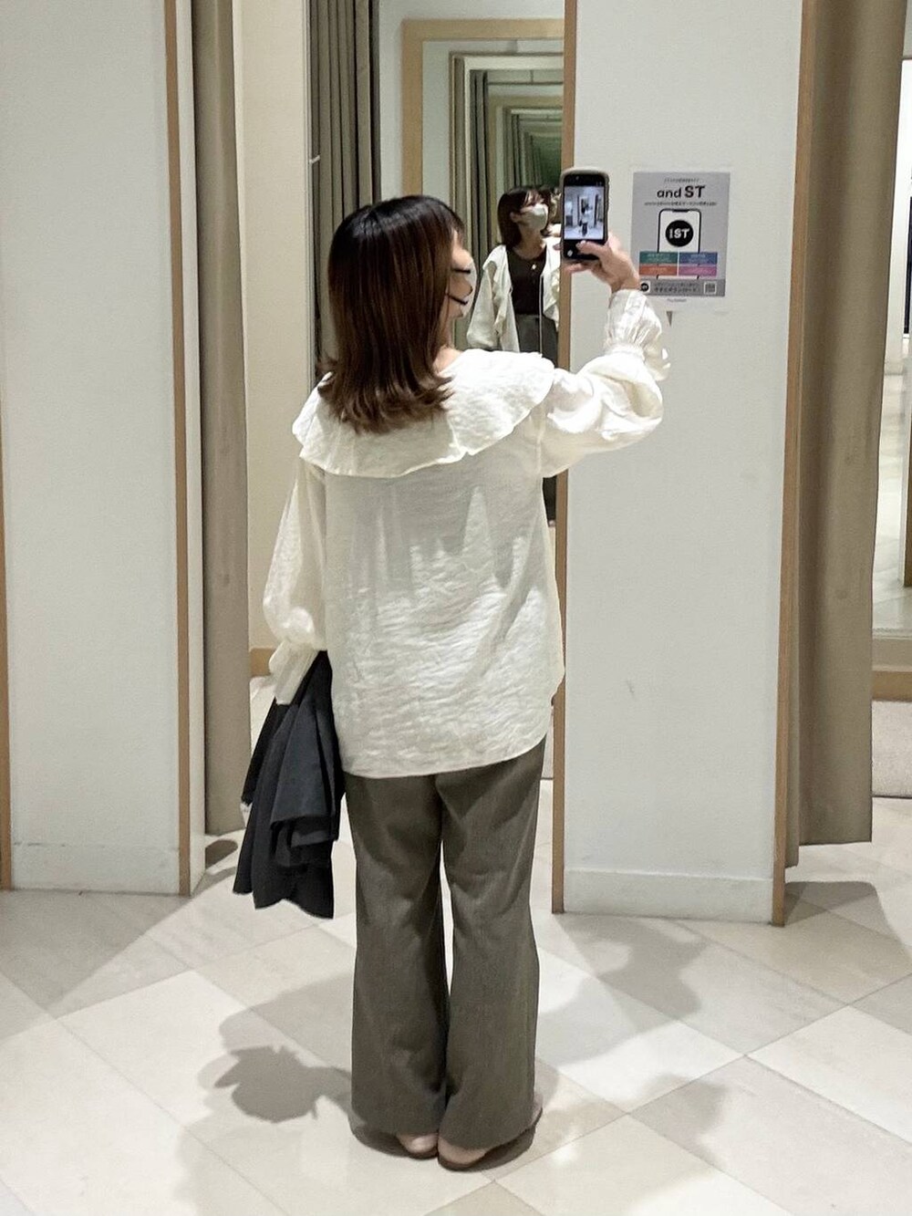 ベージュ系のその他パンツ、グレー系のテーラードジャケット、ブラウン系のタンクトップを着用したレディースの春コーディネートの3枚目の写真