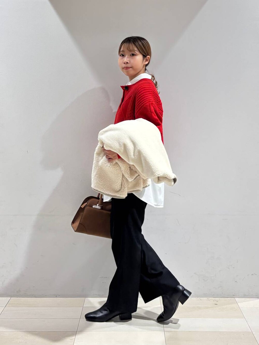 ホワイト系のシャツ/ブラウス、ブラック系のその他パンツ、ベージュ系のショルダーバッグを着用したレディースの秋コーディネートの7枚目の写真