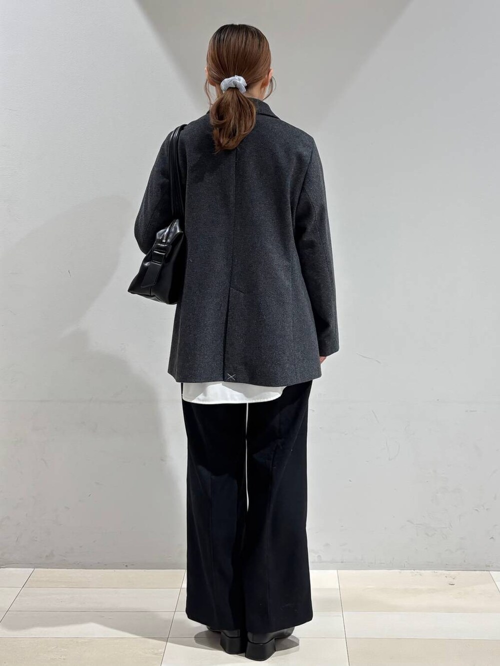 ブラック系のボストンバッグ、ホワイト系のシャツ/ブラウス、ブラック系のその他パンツを着用したレディースの秋コーディネートの5枚目の写真