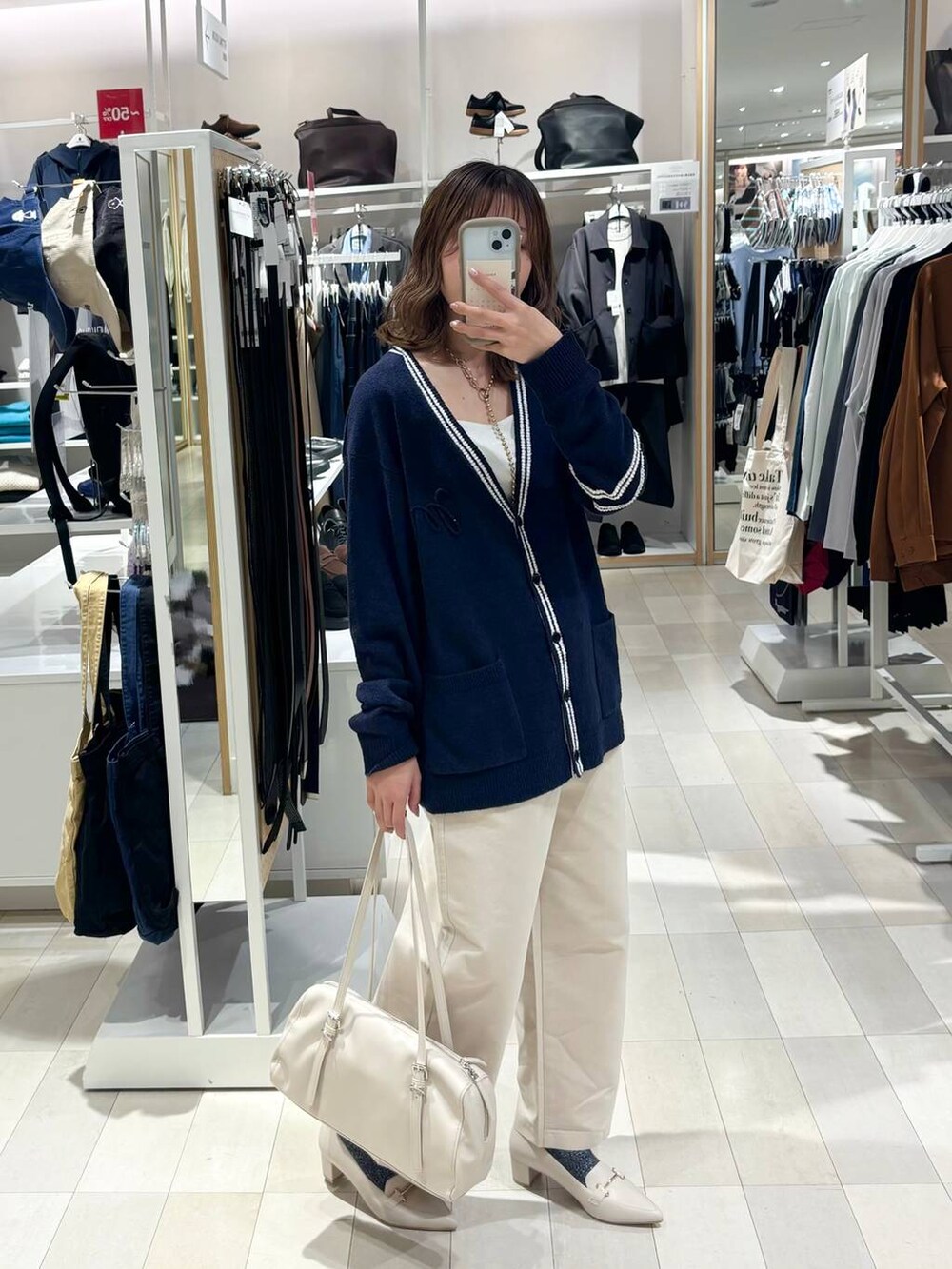 ホワイト系のキャミソール、ホワイト系のその他パンツ、ホワイト系のローファーを着用したレディースの春コーディネートの3枚目の写真