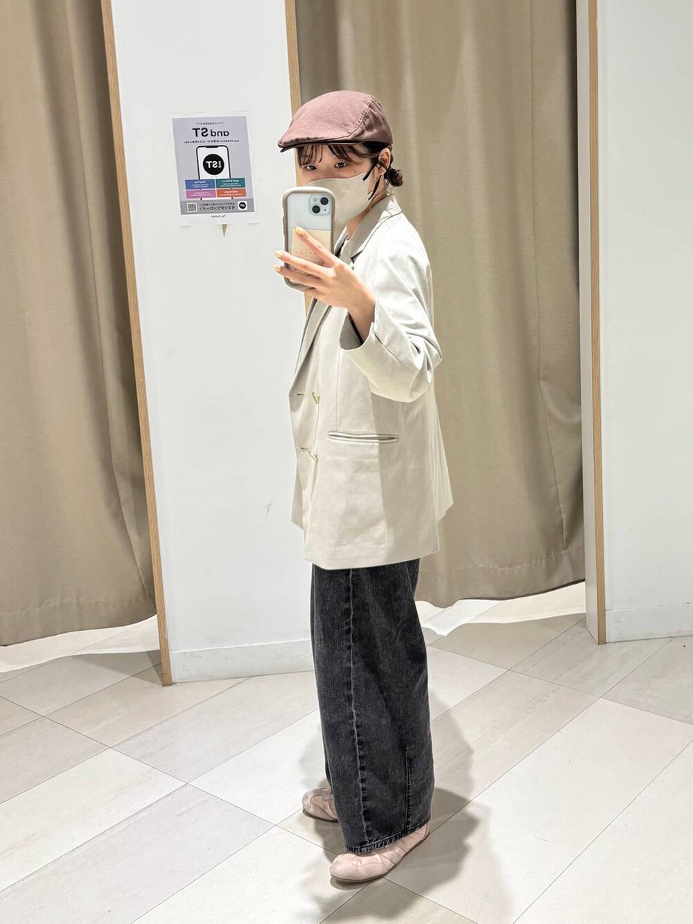 ベージュ系のテーラードジャケット、ブラウン系のタンクトップ、ホワイト系のTシャツ/カットソーを着用したレディースの春コーディネートの7枚目の写真