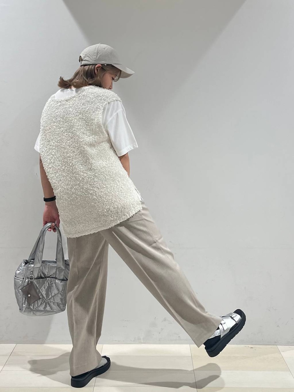 シルバー系のトートバッグ、シルバー系のサンダル、ベージュ系のその他パンツを着用したレディースの夏コーディネートの5枚目の写真