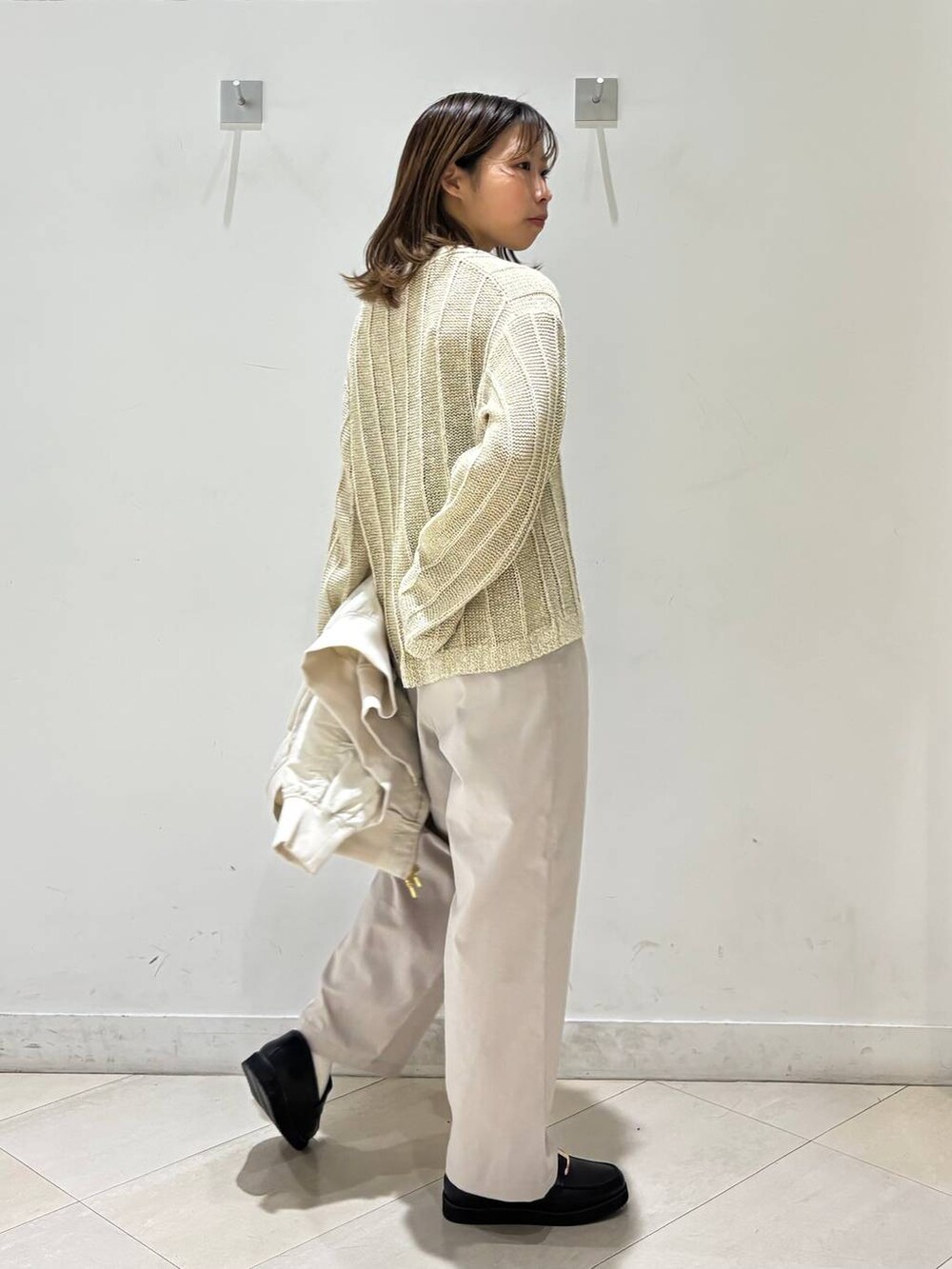 ブラック系のローファー、ブラック系のキャミソール、ブラウン系のボストンバッグを着用したレディースの春コーディネートの7枚目の写真